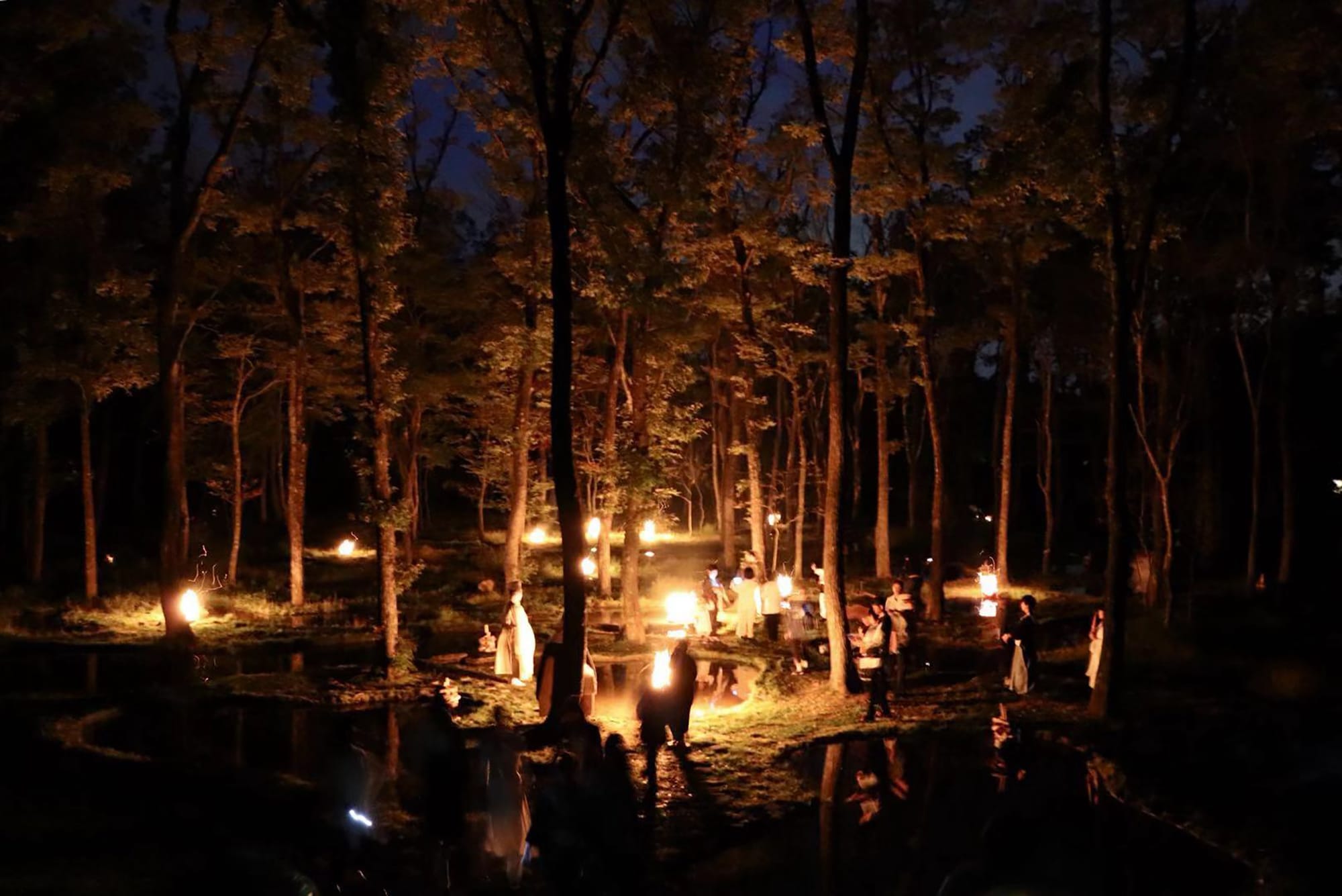 「水庭と空和」アートナイトイベント・インスタレーション。2019年10月に開催された「山のシューレ」では、夜の水庭で能楽師、安田登が舞を披露した。このために制作した近藤の作品（大蔵寂土水火盤）に火を灯した。