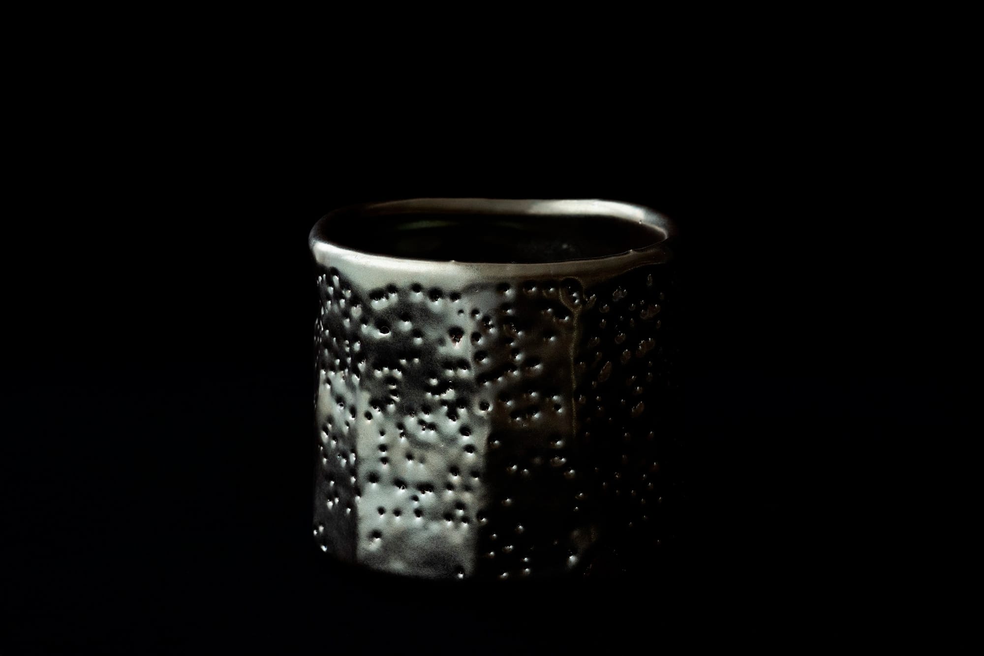 寂土の鉄分が釉薬変化して銀色となる。大蔵山寂土碗。2019年制作。ギャラリー册にて展示。Photography by Ikeda Yuichi