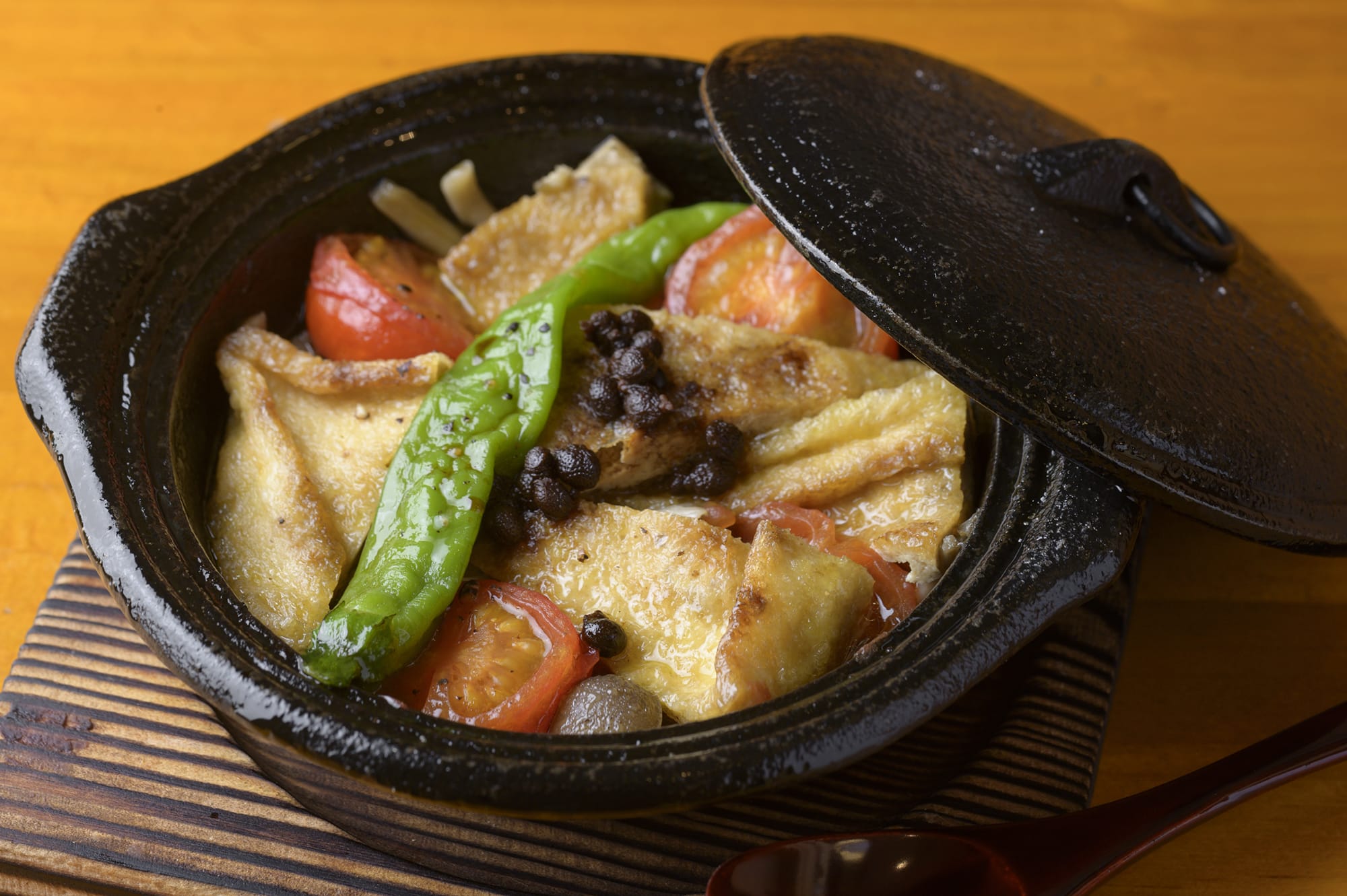 The vegetarian course features the Arima-sansho-yaki (grilled Arima sansho peppers) with abura-age (deep fried tofu) and mushrooms instead of the fish and vegetable dish.