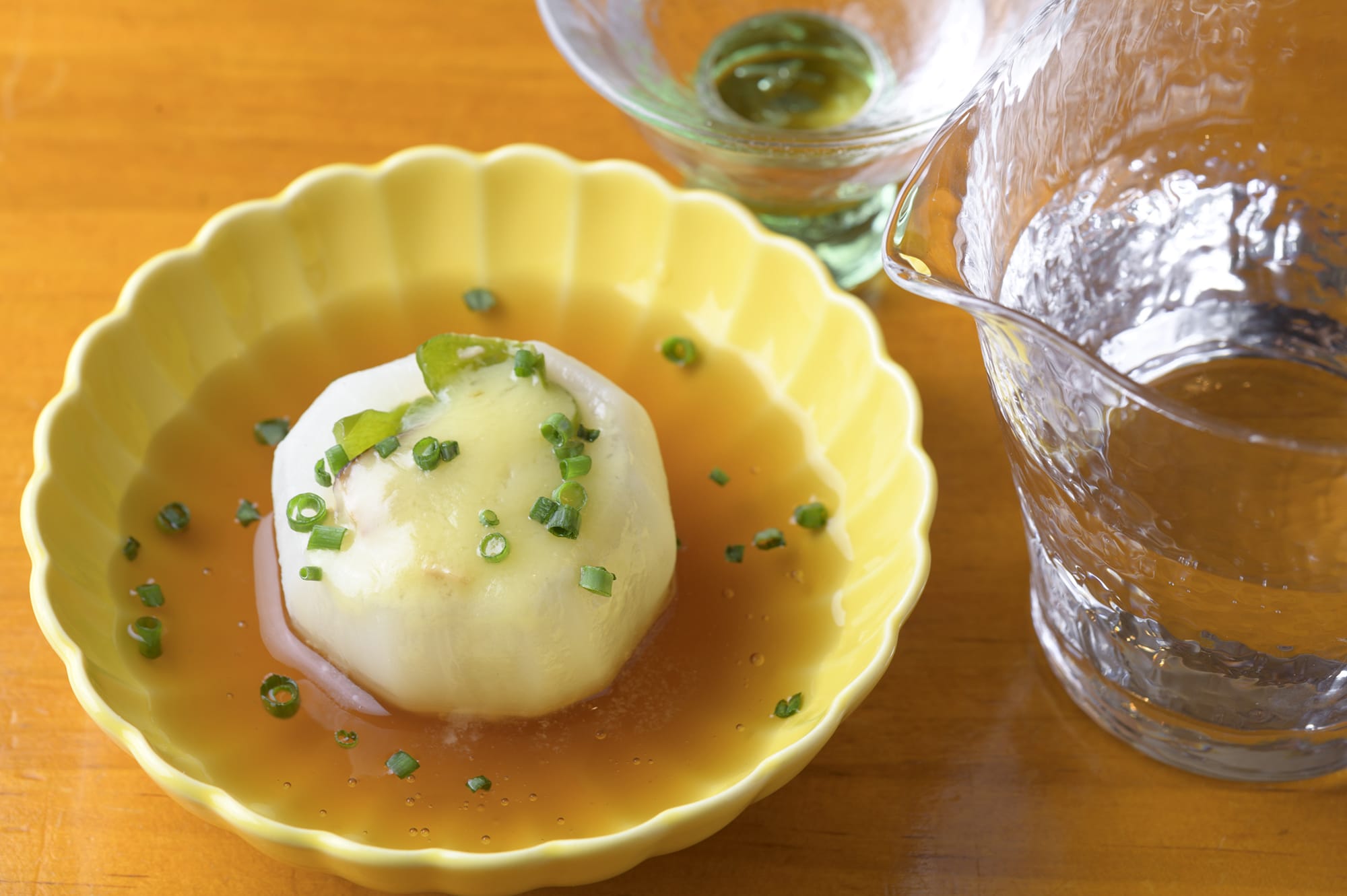 The soft steamed turnip covered with toromian (thick starchy sauce) and dashi-shoyu (soup stock and soy sauce) is served for the steamed dish.