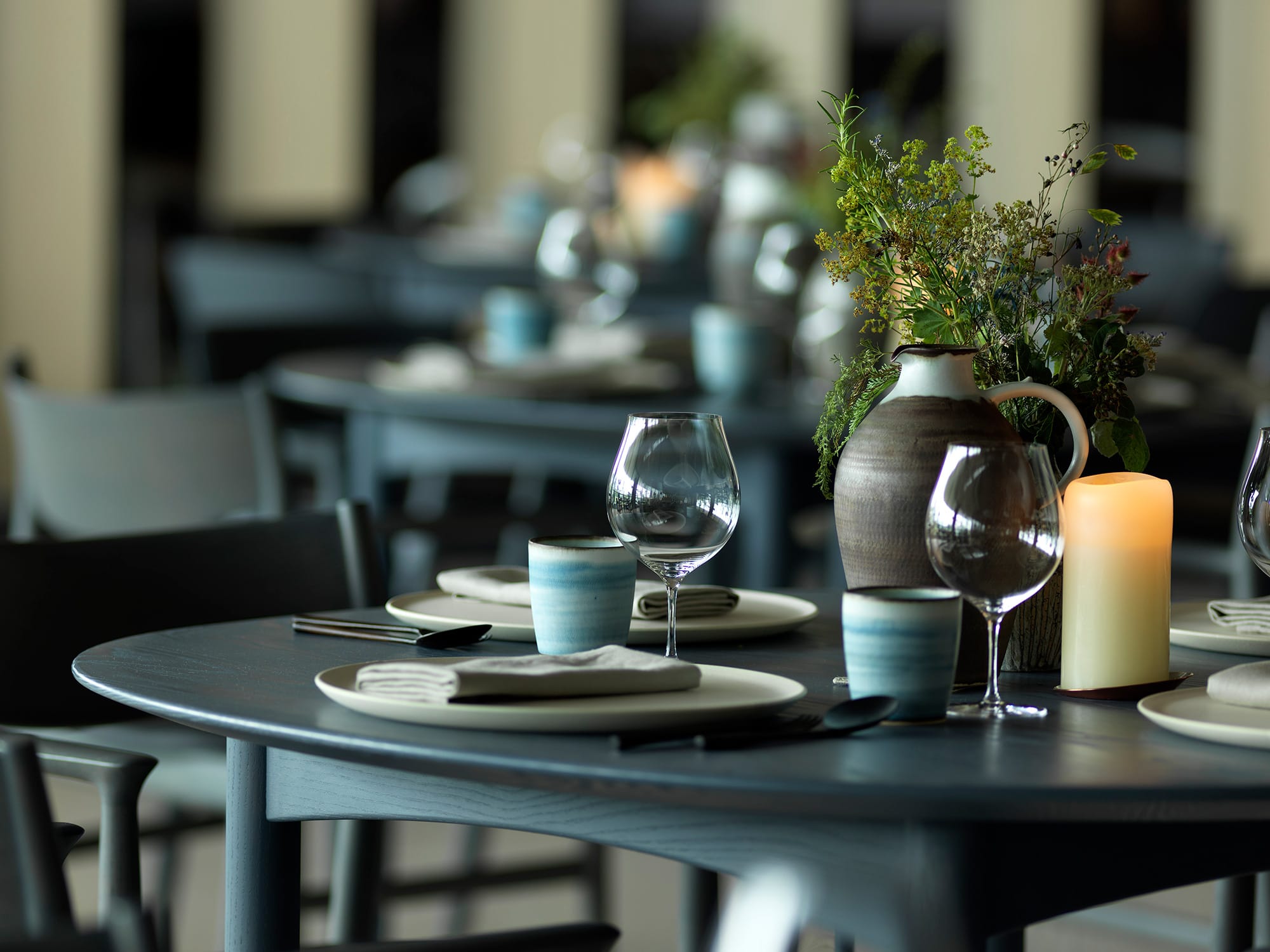 料理、テーブルウエア、活けられた草花もトータルで一体の空間となり、INUAらしさを表現している。Photography Jason Loucas
