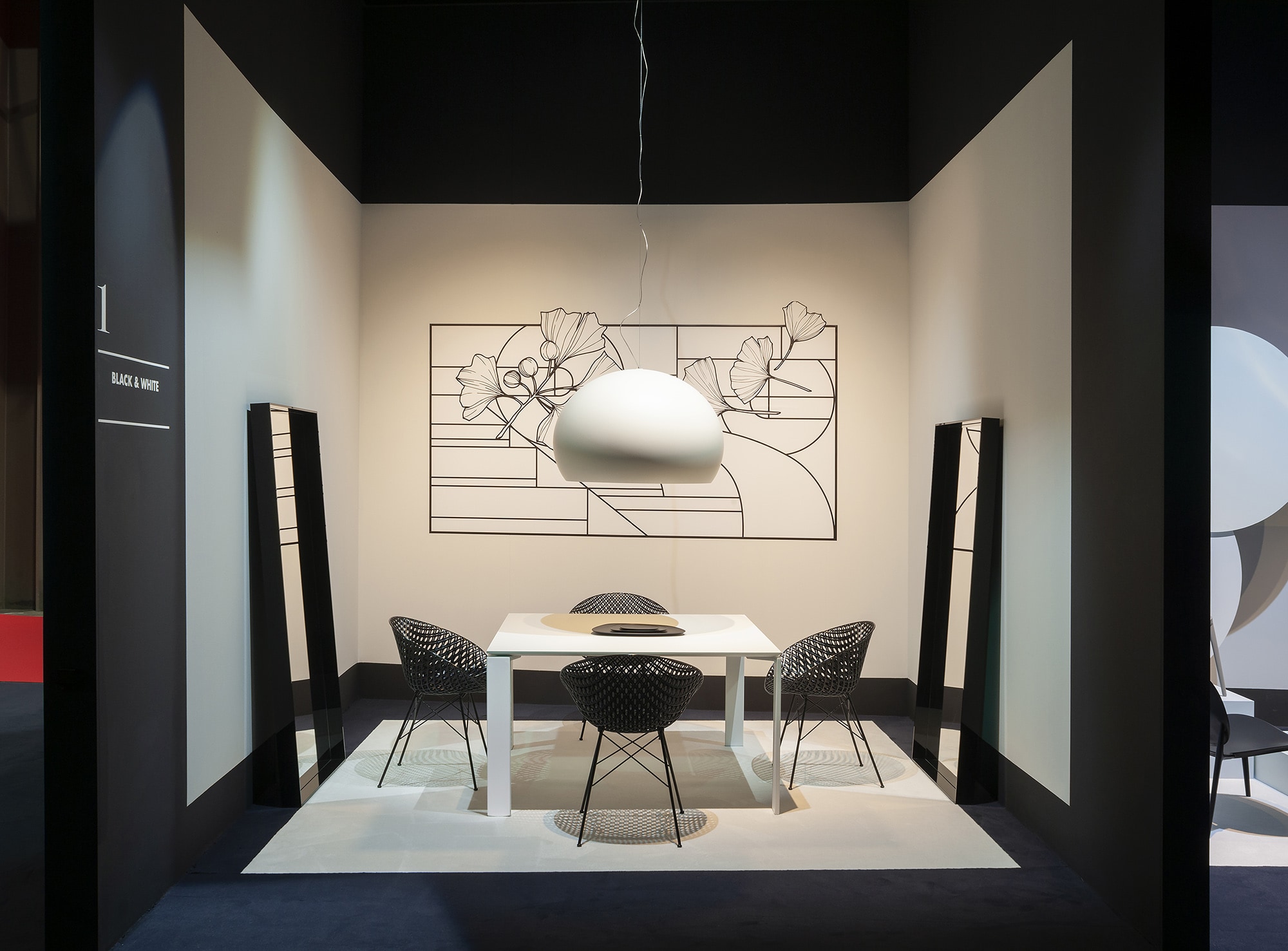 吉岡徳仁デザインのSMATRIKが置かれた、2019年ミラノサローネのカルテルスタンド。