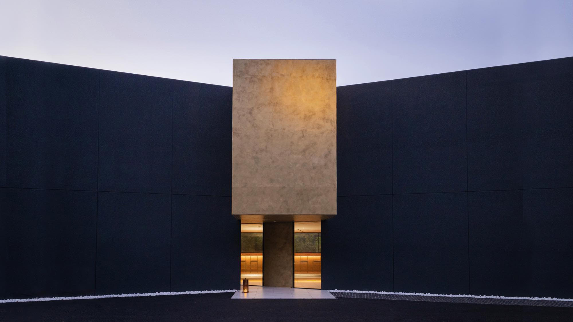 內田設計研究所設計的溫泉旅館「三輪湯河原」的入口。