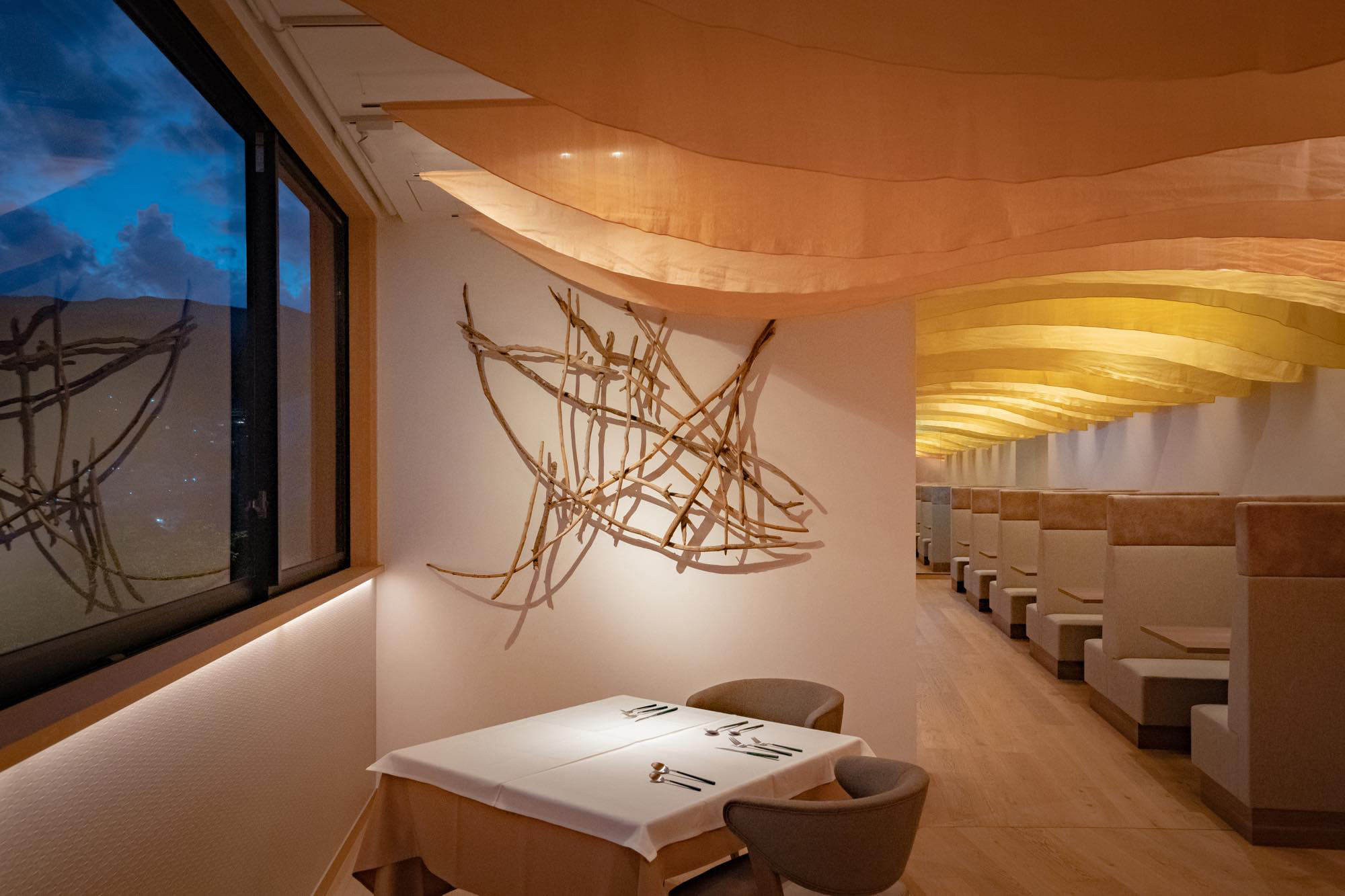 The art installation using silk and driftwoods, is a work by Koji Arai, a fashion designer based in Atami.