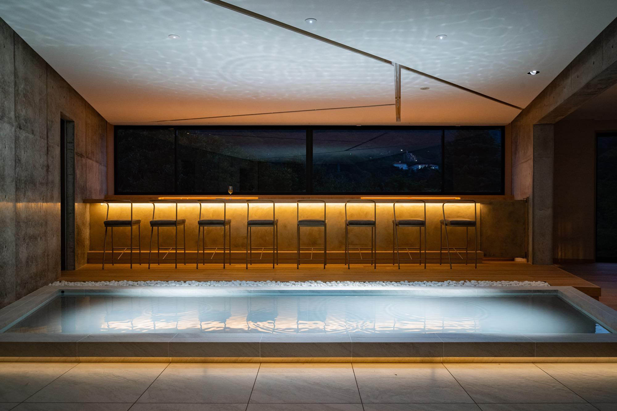 With the soft lights from the candles and downlights, the bar becomes a place to relax and spend the quiet evening.