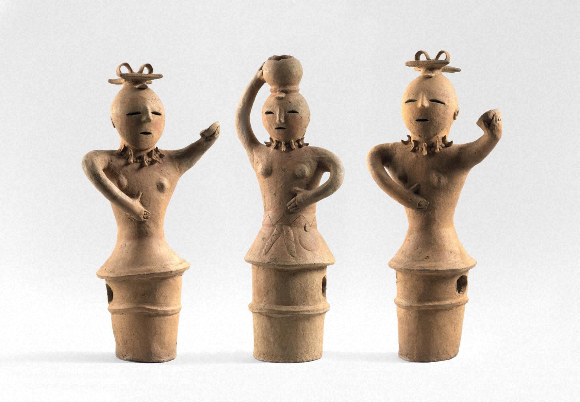 特徴を捉えた単純な造形と素朴さが魅力の埴輪。 《杯を持つ女性たち》、《壺をのせる女性》古墳時代5〜6世紀
