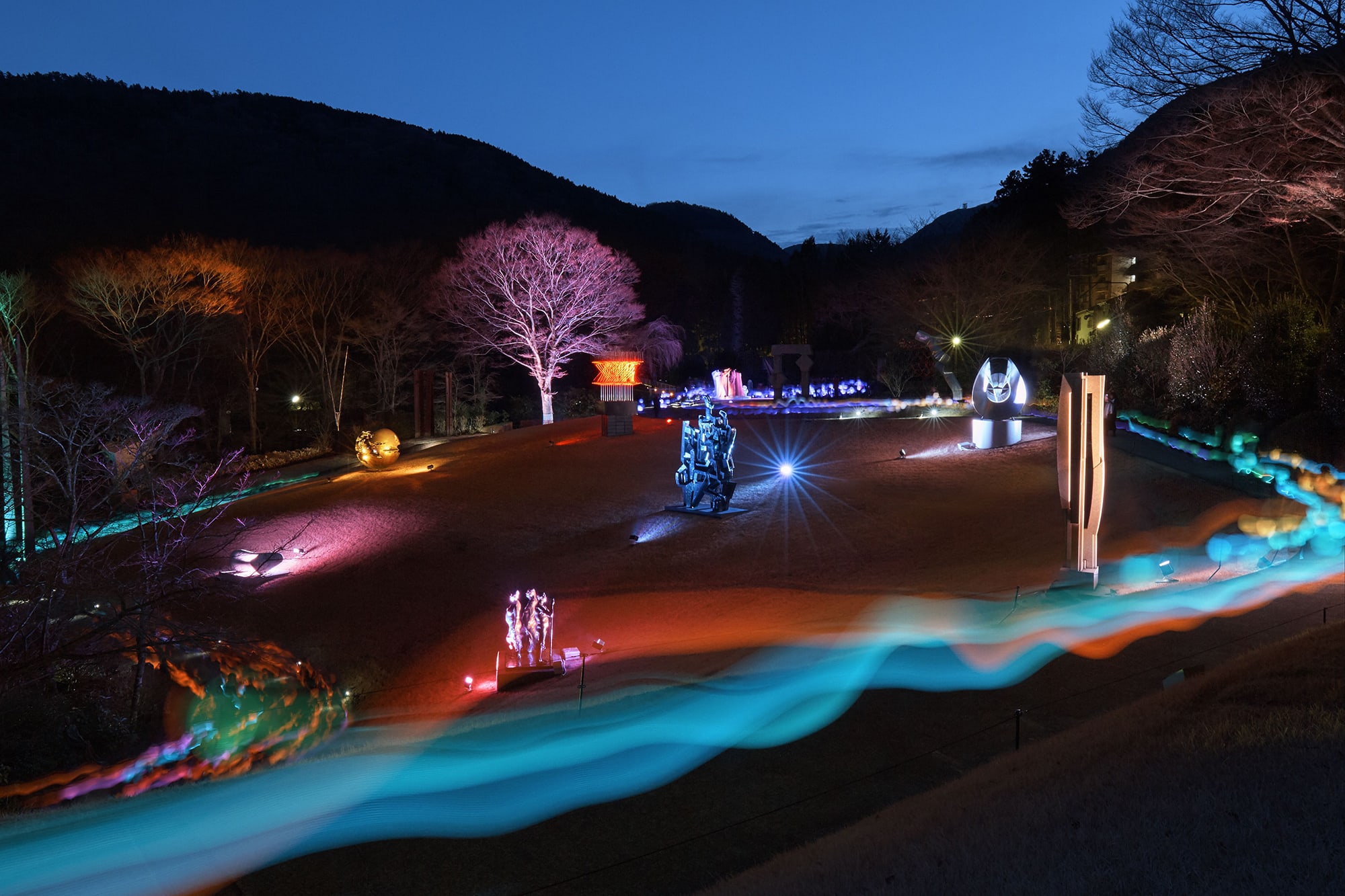 彫刻の森美術館《Glow with Night Garden Project in Hakone》では、来館者は提灯の色が変化するLED提灯を持って庭園を巡る。髙橋匡太《Glow with Night Garden Project in Hakone》Photo: Mito Murakami
