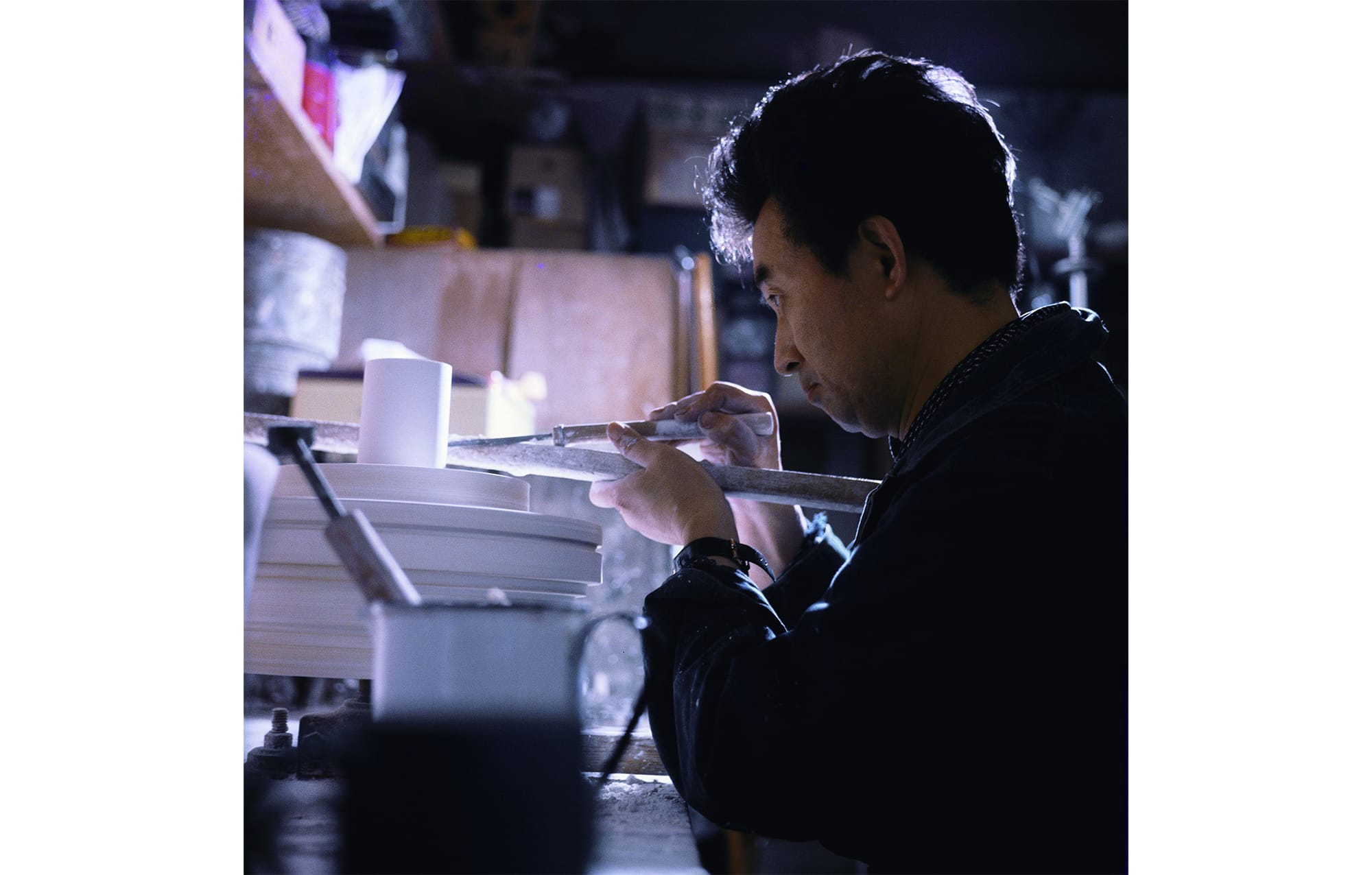民芸運動の創始者・柳宗悦を父に持つ、戦後日本を代表するプロダクトデザイナー、柳宗理。柳工業デザイン研究所を設立し、日本におけるプロダクトデザインの発展に寄与した。「石膏ロクロで作業する柳宗理 @YANAGI DESIGN OFFICE」
