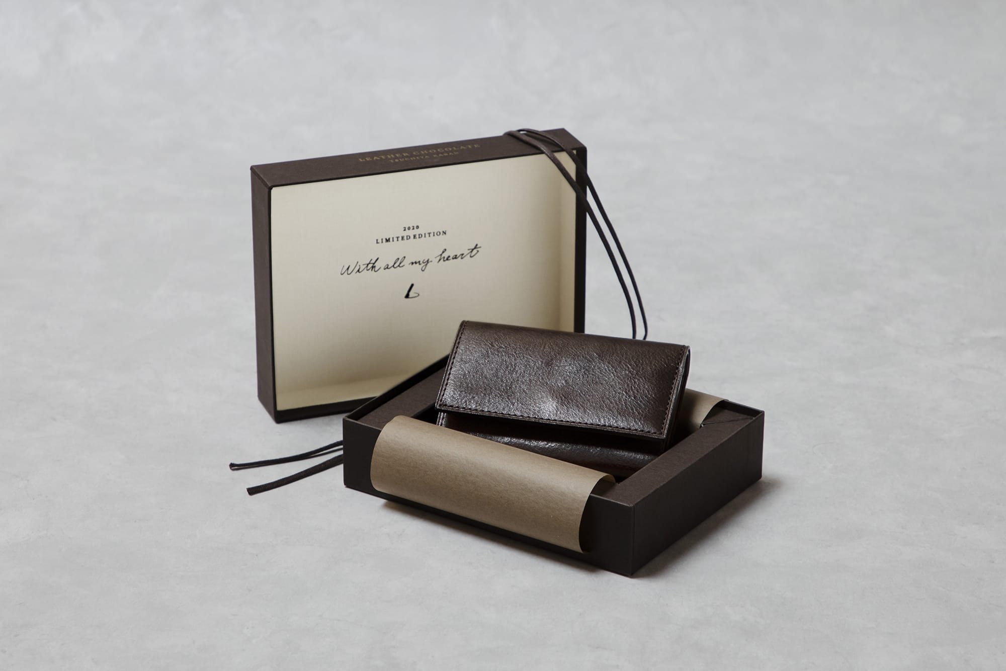 チョコレート色のレザーキーケースが、本物のチョコレートのパッケージのようなギフトボックスに収められている。