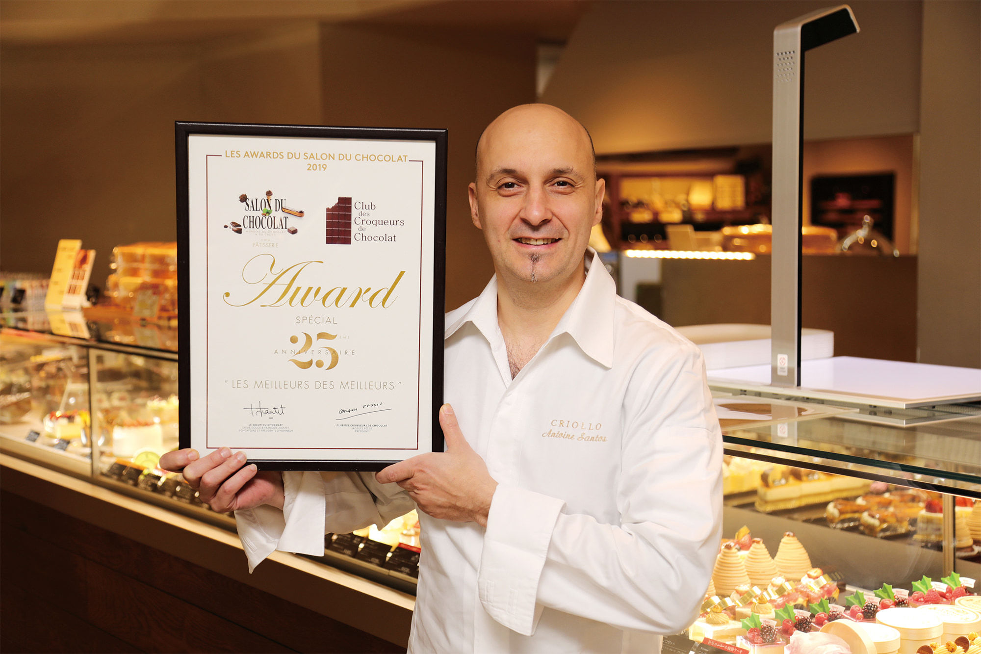 2019年、パリのサロン・デュ・ショコラにてベストチョコレートショップアワードを受賞した「クリオロ」アントワーヌ・サントスシェフ。
