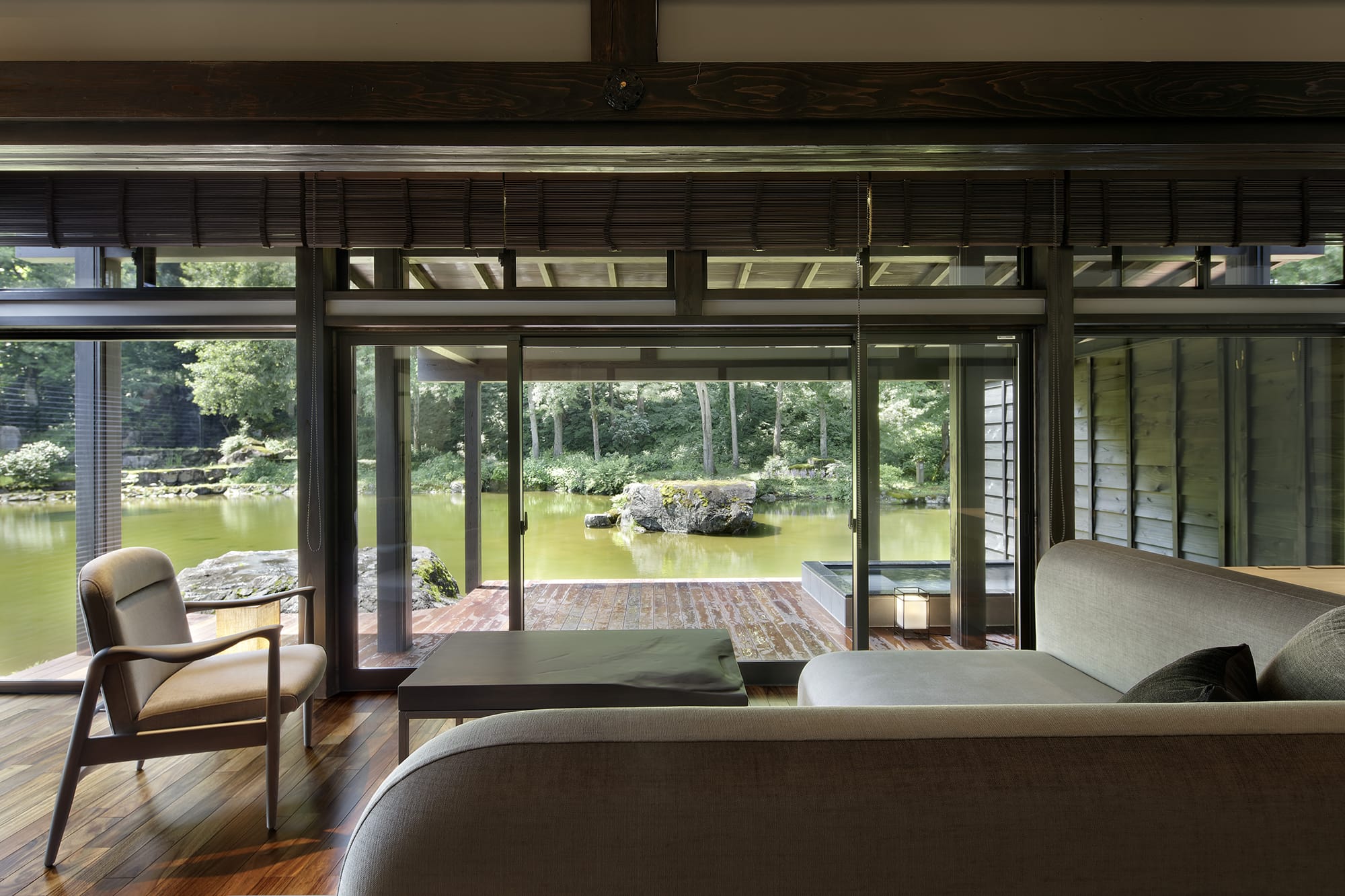 独立形式的别墅套房俯瞰着花园，内装采用实木和专业工匠们手工制作的家具，打造出温暖的气氛。