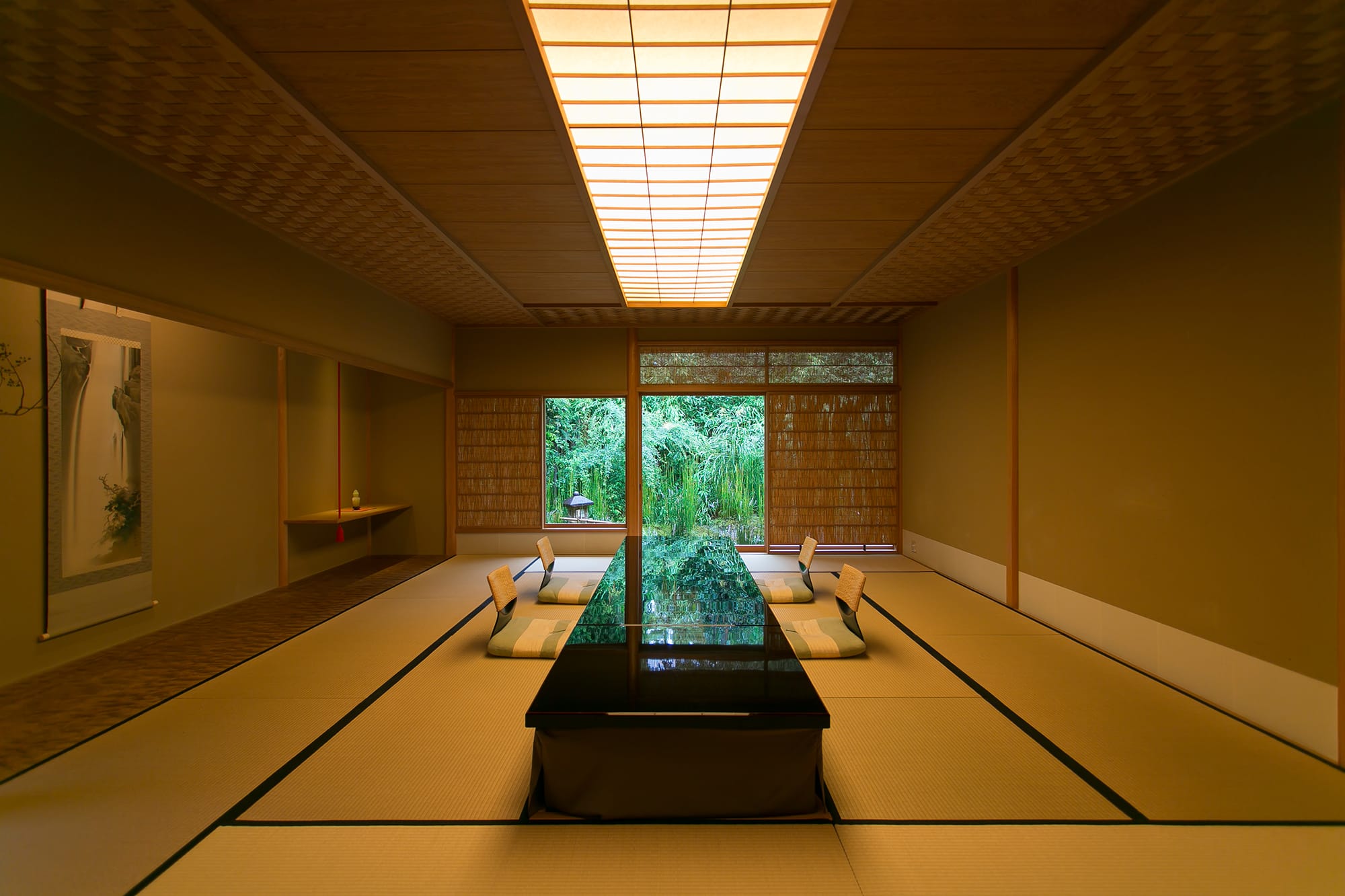 京都東山・高台寺の緑に囲まれ、静かな佇まいをみせる菊乃井本店。江戸末期に建てられた数寄屋造りの本店には個室が11室用意されており、いずれの個室からも庭を愛でることができる。