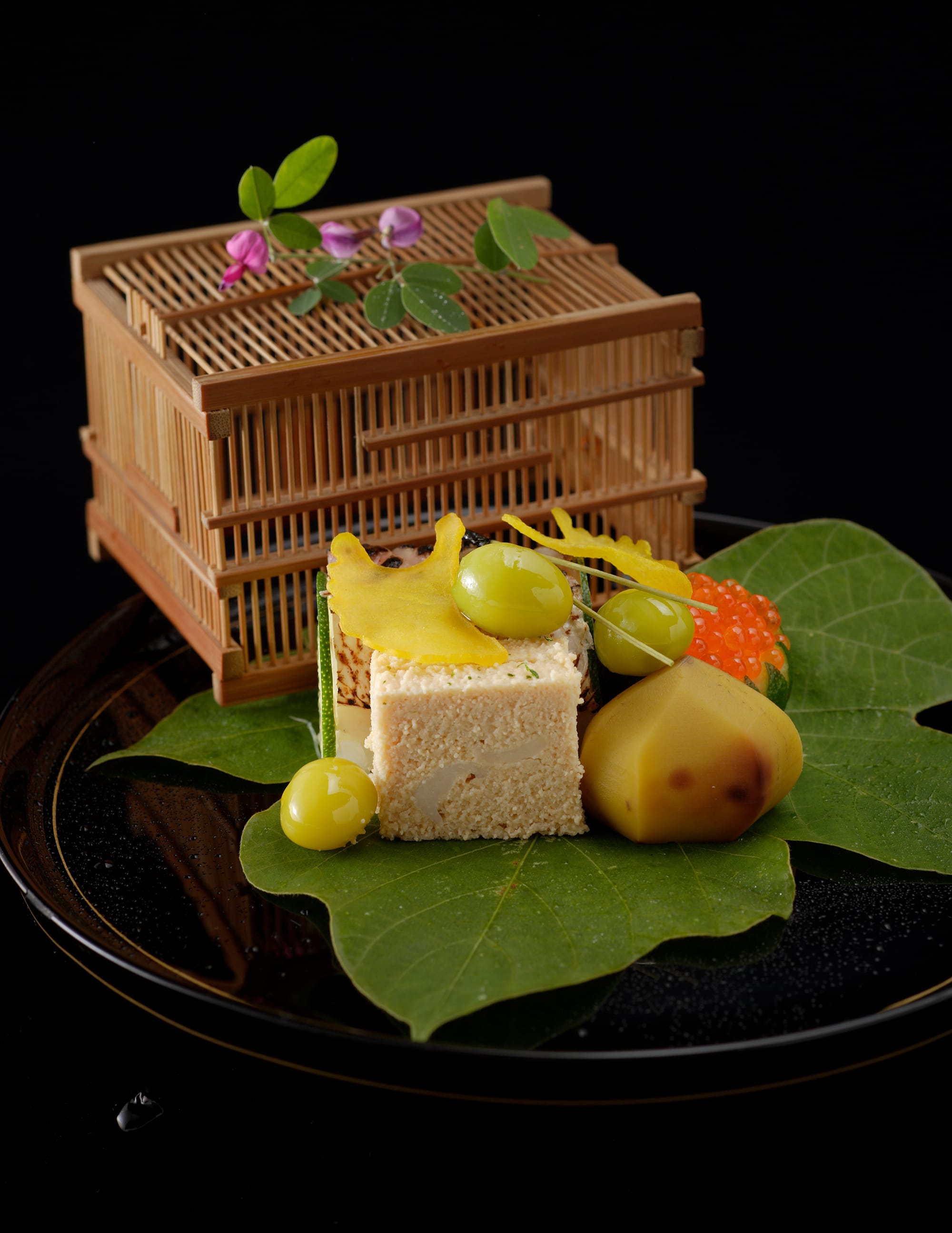 9月の八寸。一世紀にわたり受け継がれてきた菊乃井の料理。四季折々の日本食材を際立たせる手法で調理し、丁寧かつ精巧に盛り付けられている。