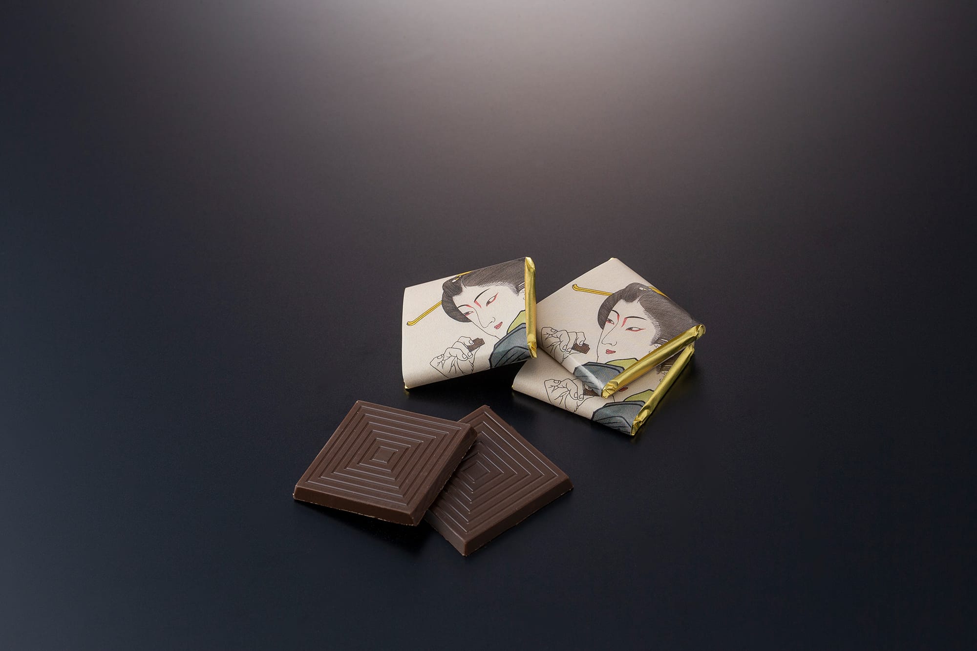広島県因島で完全無農薬栽培した杜仲茶とコロンビア産カカオを使ったミルクチョコレートの組み合わせ。世界で求められる「日本人らしさ」を、海外でも活躍する芸術家のOZ-尾頭-山口佳祐デザインのパッケージと味の両方で表現した「高須しょくらあと」1,300円（税込）