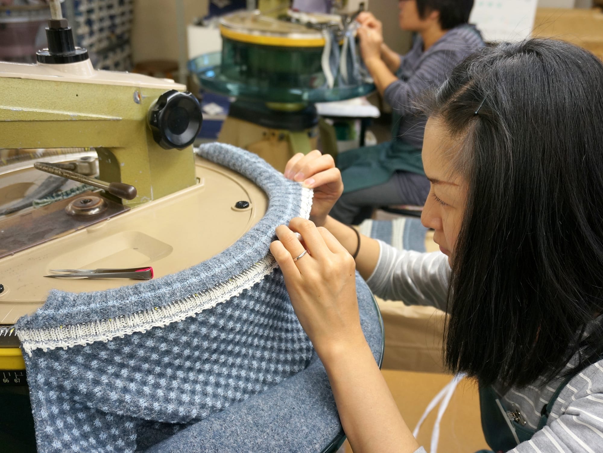 リンキングと呼ばれる、ニットの編み目を一目ずつ、針に通して縫い上げていく作業。 