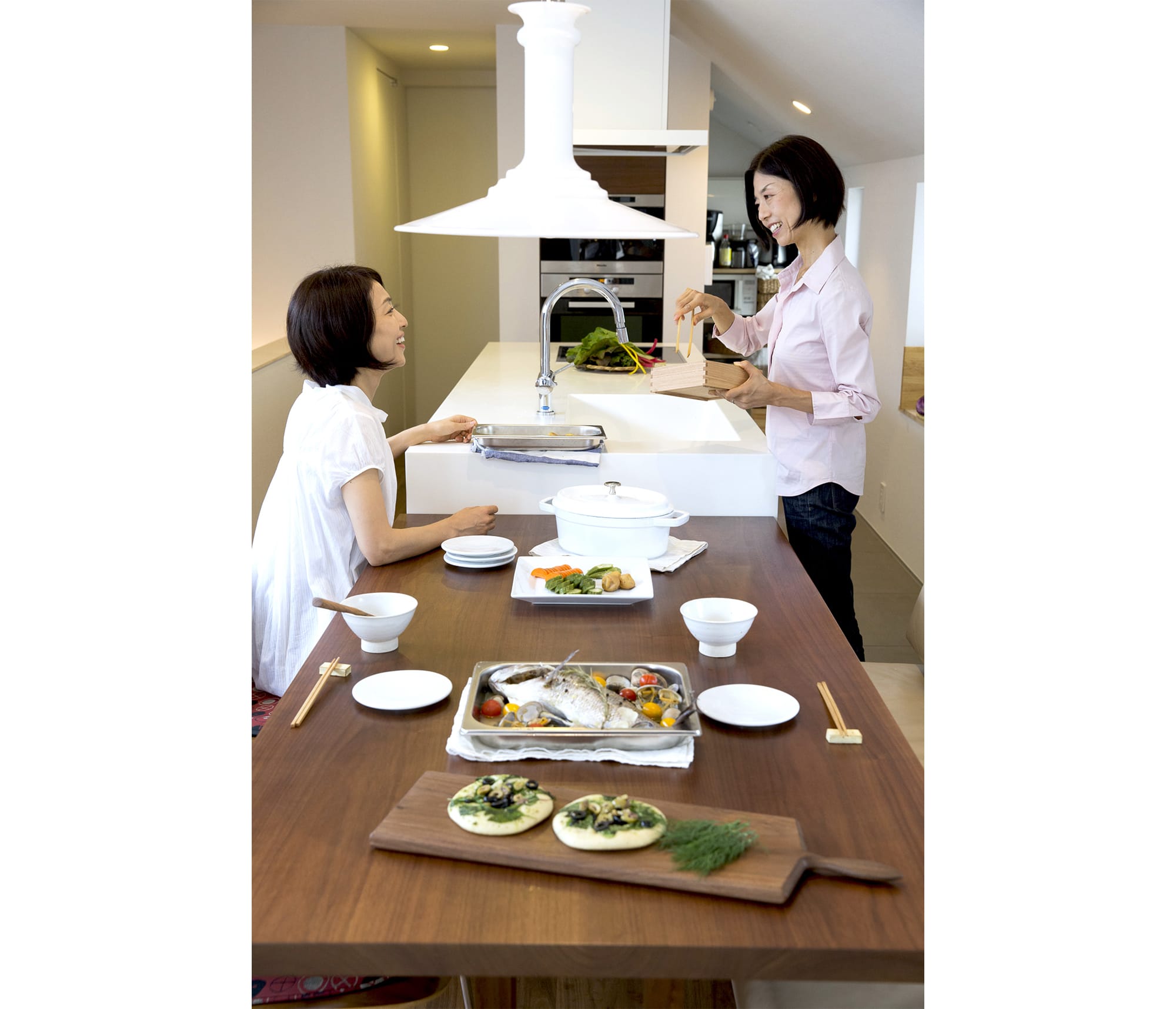 限られたスペースを生かしたキッチン。まるで家具のように美しいディテールのキッチンなら、ダイニングテーブルの延長線上においても違和感はない。 キッチン製作＝リネアタラーラ  Photography by Takuya Neda