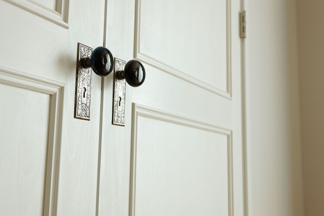 アンティークのドアノブを取り付けたドア。ドアの向こうにはランドリー室がある。Photography by Ken Shirotani