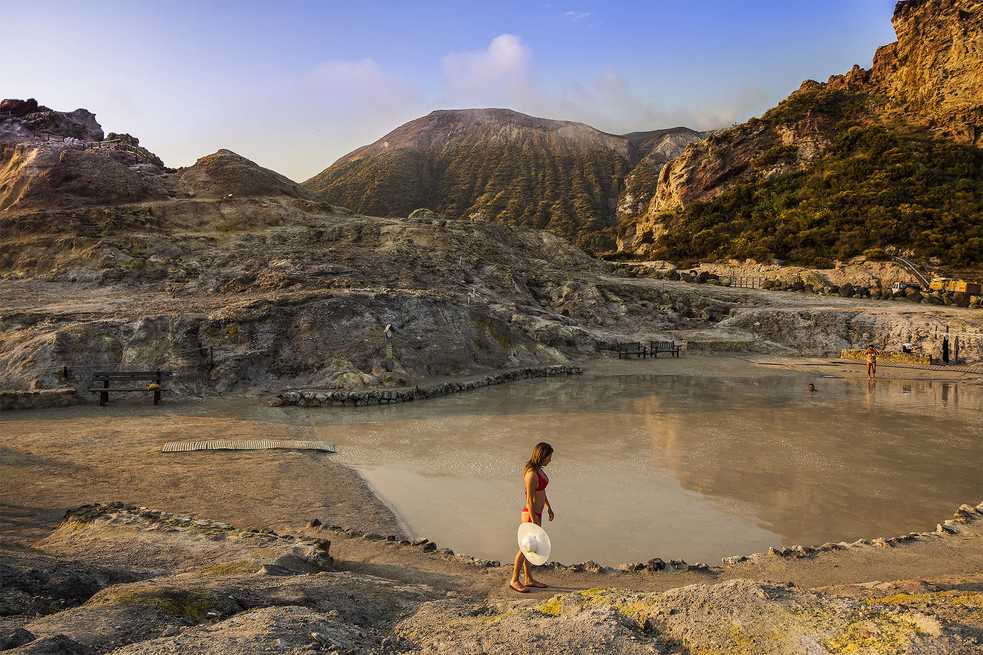 「Therasia Resort Sea & Spa  テラジアリゾートシー＆スパ」（イタリア・シチリア）ではヴルカーノ島の火山泥を使ったスパが提供されている