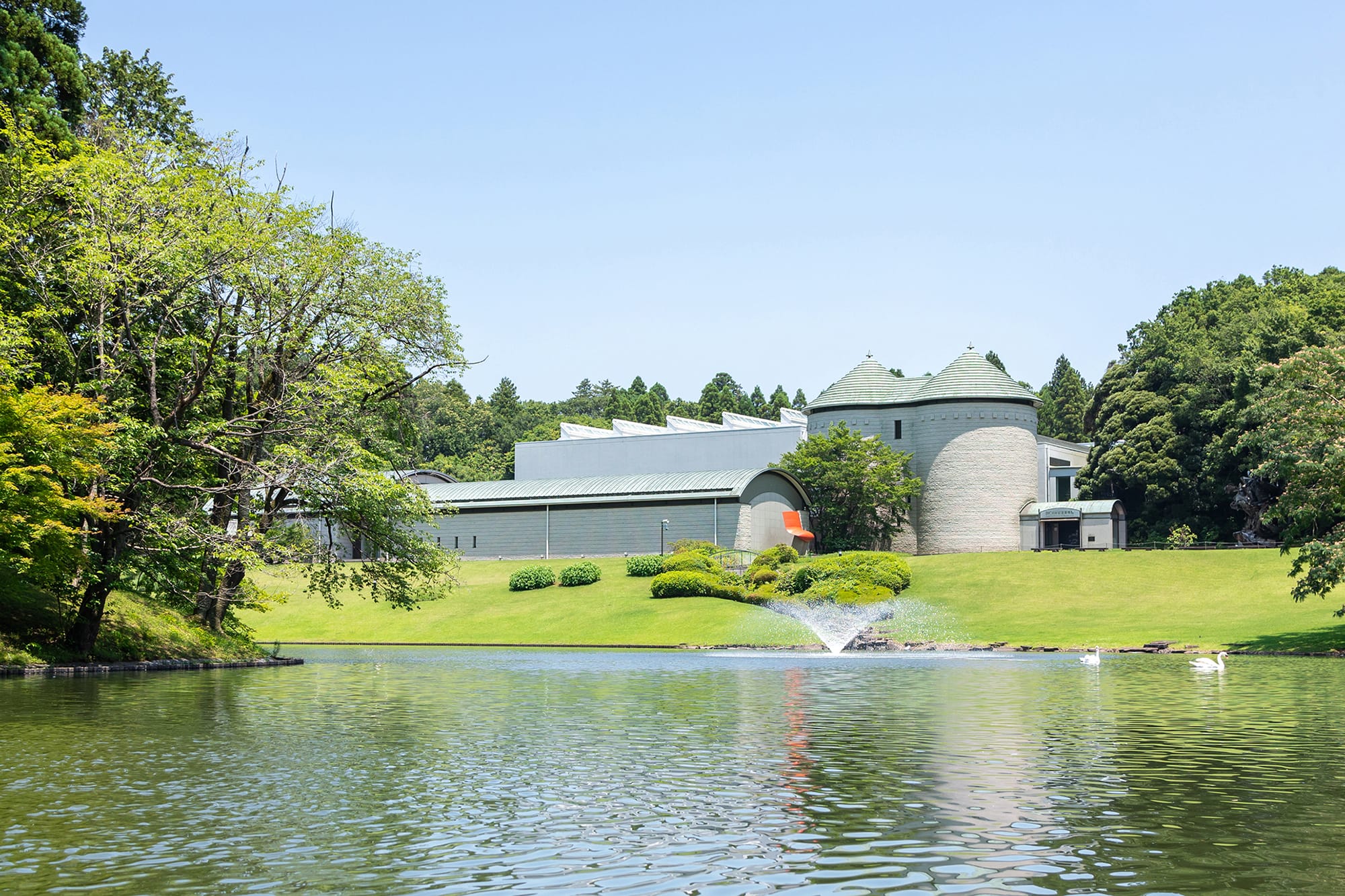 DIC川村記念美術館の外観。建築デザインは海老原一郎。かつて里山であった名残を留め、庭園にはなだらかな起伏が広がっている。Photo: Manami Takahashi