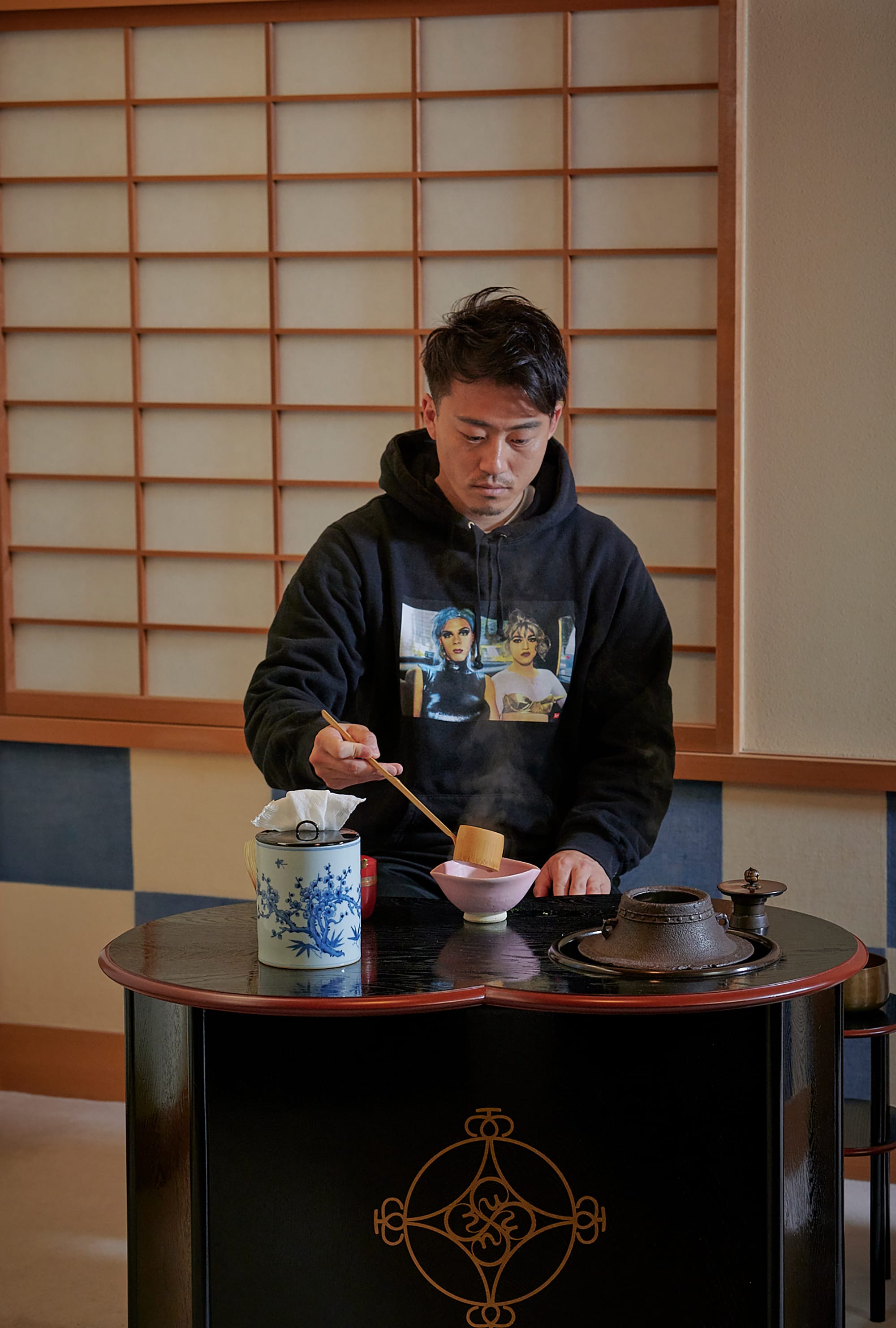 ひとりずつ順番にお茶を点てていく。前田眞郷も立礼ははじめて。