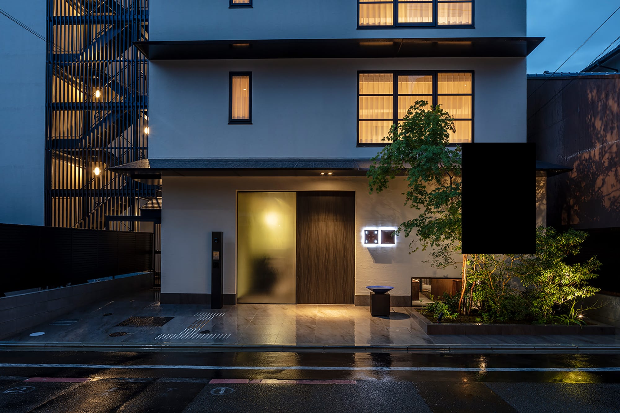 「ザジェネラルキョウト　高辻麩屋町（Enso Ango FUYAⅡ 麩屋町通Ⅱ）」（日本・京都）は2018年に開業した日本初の分散型ホテル。京都市内でも人気のエリア四条通と五条通、鴨川の東側の5カ所に５つの特徴あるホテルが分散して立地する。棟によってデザインのコンセプトが異なり、5つを周遊しながら愉しめる