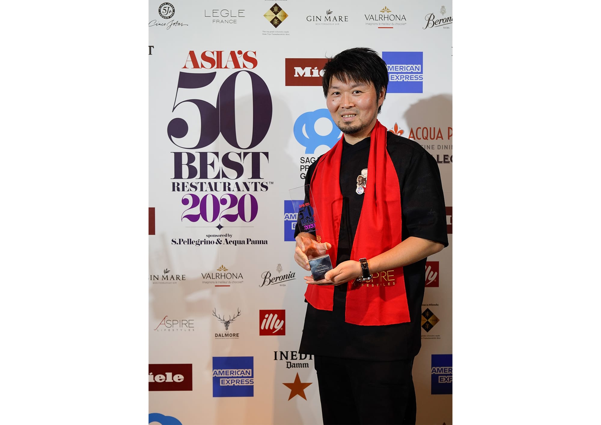 連續三年獲得「日本最佳餐廳」稱號的「傳Den」主廚長谷川在佑，在講臺上表達得獎的喜悅前先說出他的願望是全世界的廚師現在正面對的情況能儘快好轉。