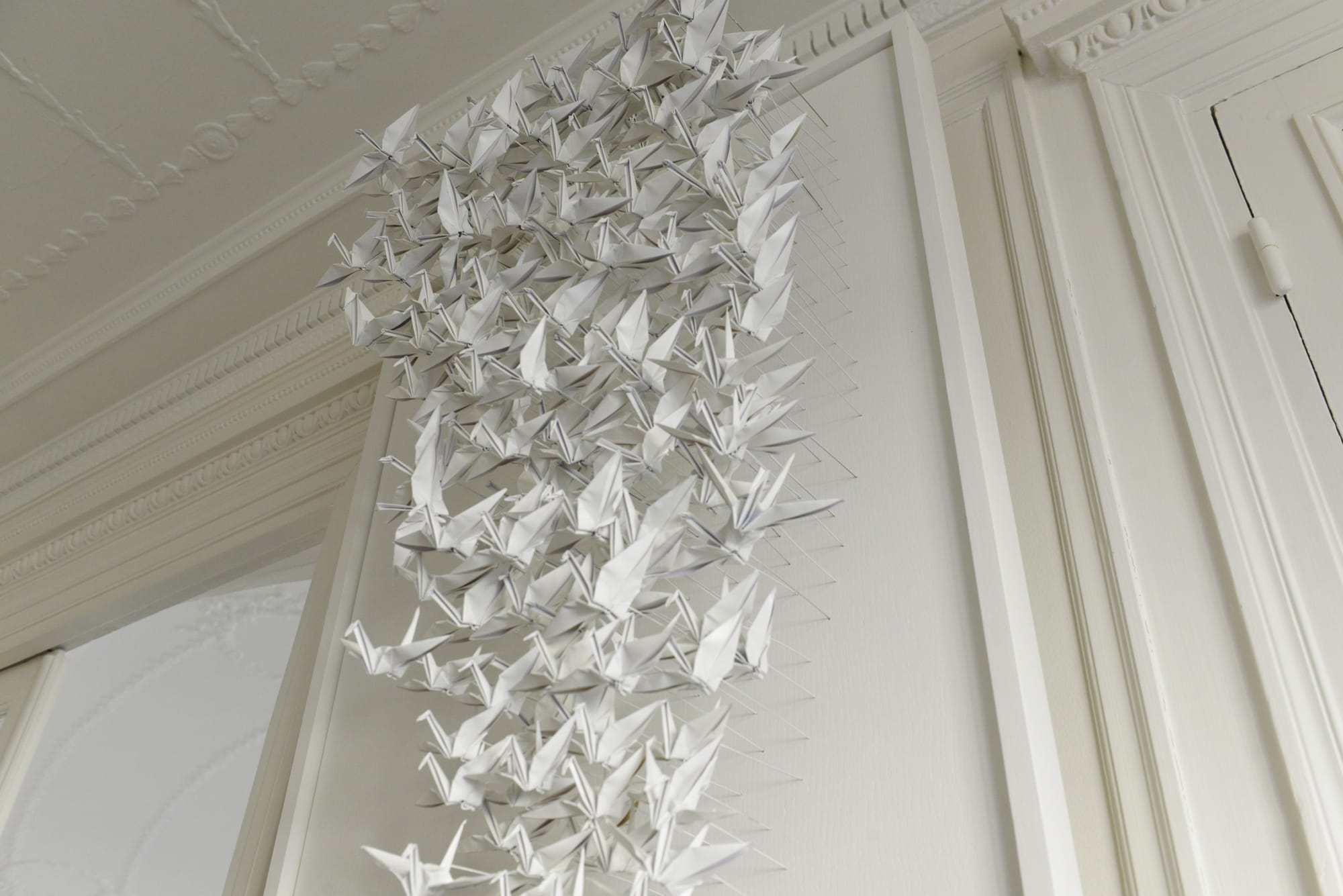 アトリエのデコレーション。ひとつひとつ紙で折られた白い鶴のオブジェはフランス人の知人による作品という。