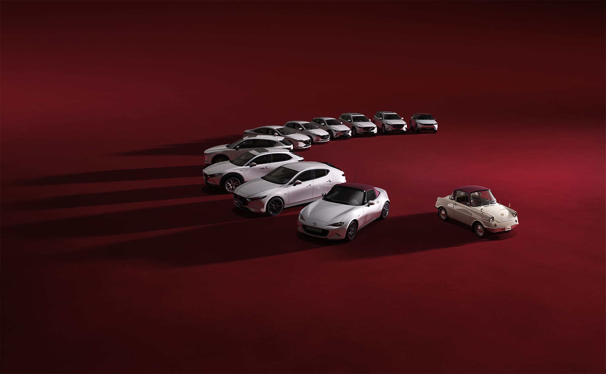 「R360クーペ」をモチーフとした、ホワイトとバーガンディのツートンカラーの内外装で彩られる「100周年特別記念車」。マツダの登録全車種で展開する。