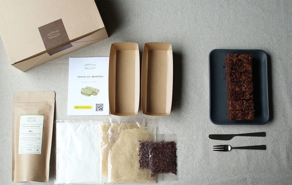 レシピと計量した材料がセットされ、手軽に作れる「チョコレートブラウニーベーキングキット」2,160円（税込）。