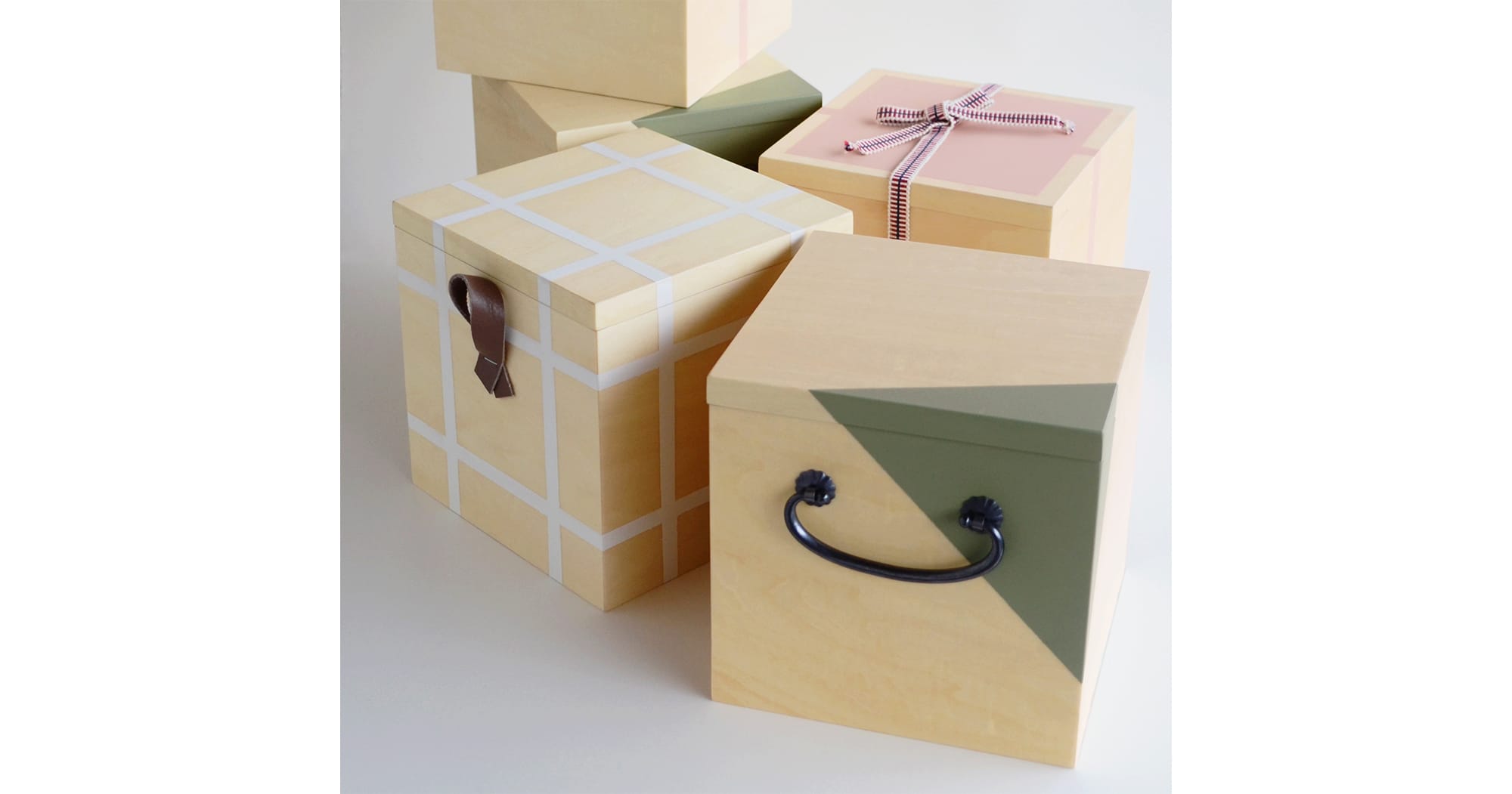 木箱の中に茶道具を収納した「Ippukubox」（イップクボックス）全3種類、13,000円（税抜）。