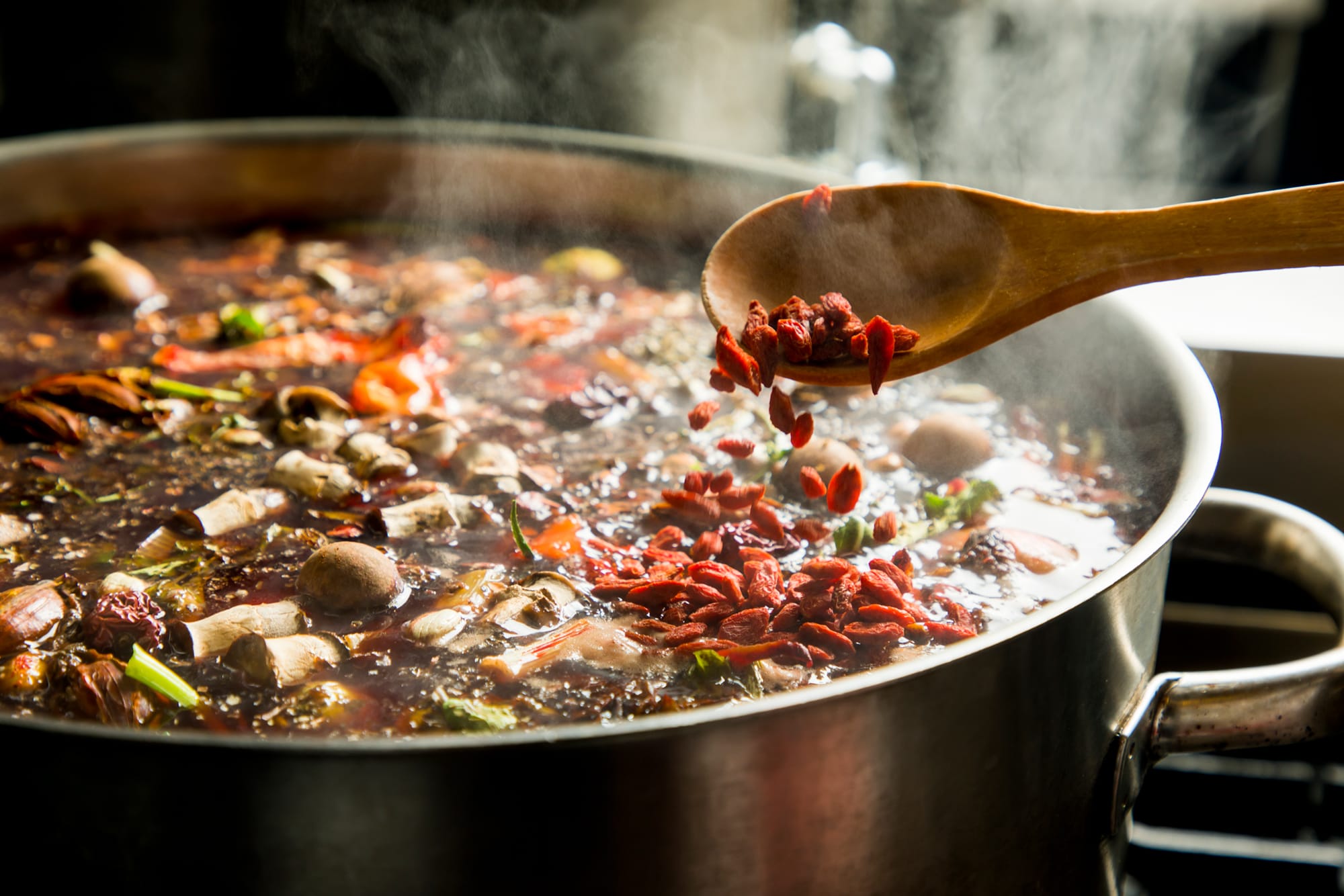 12種類以上の旬野菜から抽出したエキスに35種類以上の漢方やハーブなどを配合し、煮込んだスープが体にしみわたる。