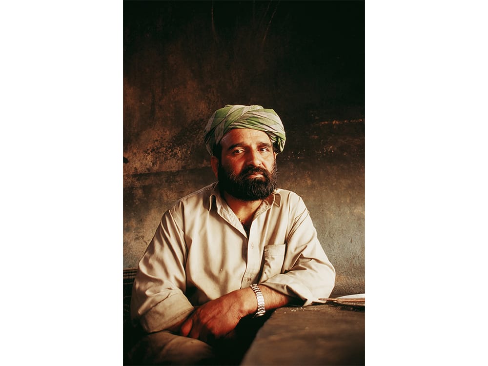 アフガニスタンの都市、ヘラートの料理人。油で曇った窓から柔らかい光が注いでいた。