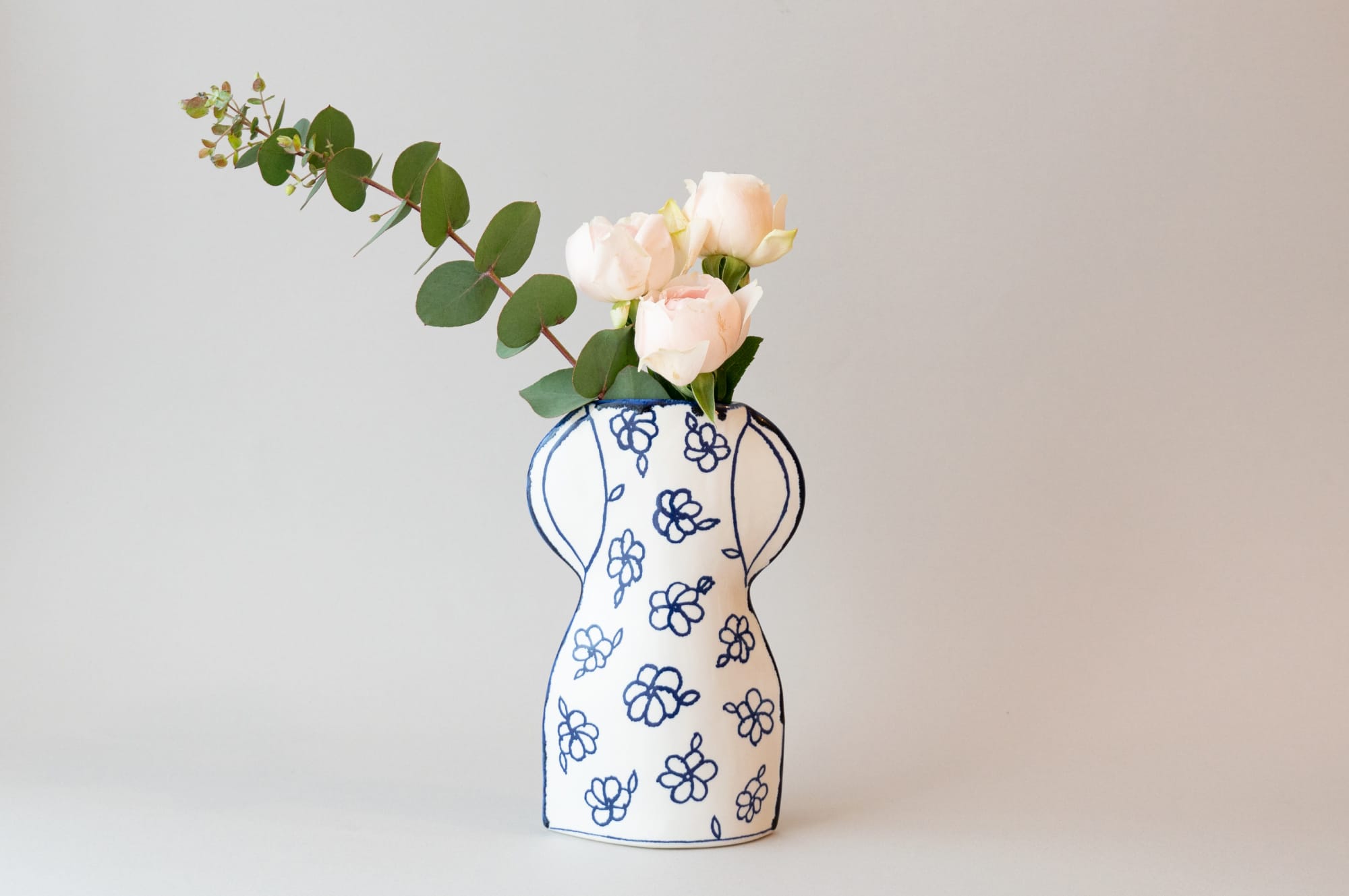 マリアンヌ・ハルバーグの「瀬戸焼の花瓶」で楽しむ花のある生活 