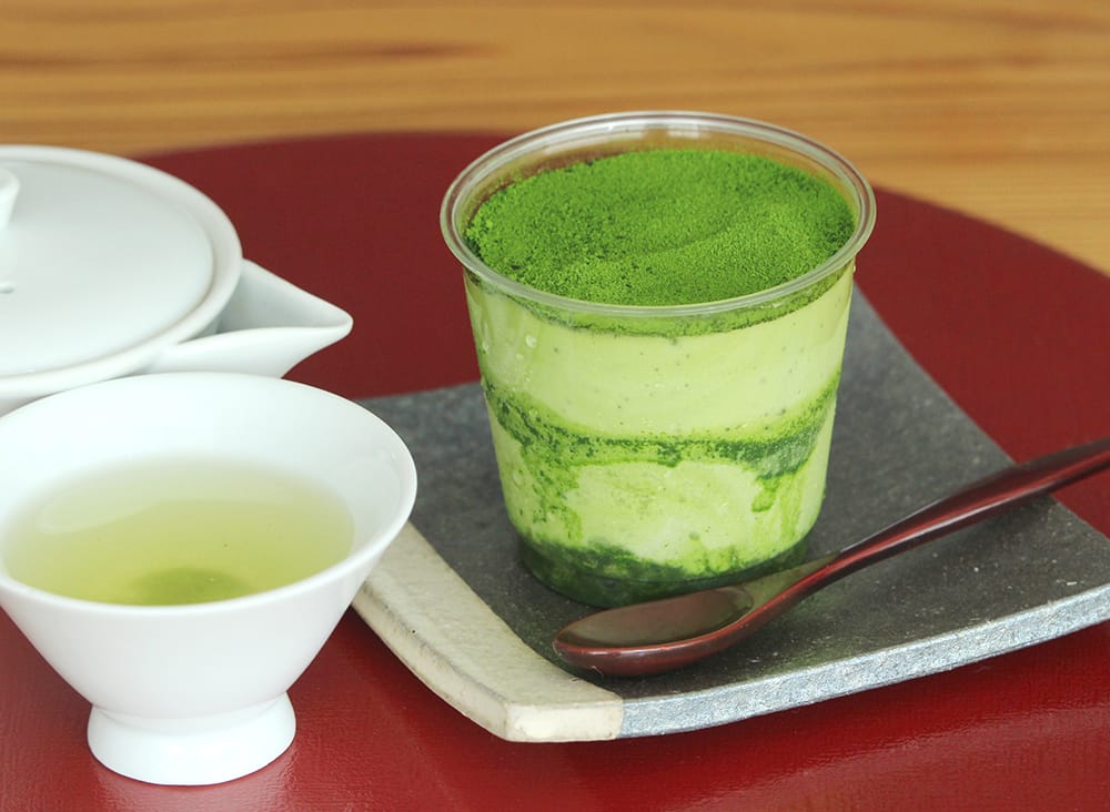  “日本茶の王様”と称される宇治の玉露を2段のクリームにもたっぷり使用した玉露ティラミス。気品のある旨みが味わえる。