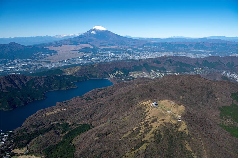 温泉地としても名高い箱根の全景はもとより、箱根火山のカルデラ湖である芦ノ湖や日本一の標高を誇る富士山（標高3,776ｍ　日本百名山）といった雄大な眺望を堪能できる箱根駒ヶ岳（標高1,356ｍ）。山頂までロープウェイで約7分。開けた山頂の展望は抜群で、現在も噴煙をあげ続ける大涌谷なども間近に迫る。DATA　箱根 駒ヶ岳ロープウェー（箱根園　神奈川県足柄下郡箱根町元箱根139／0460-83-1151）　箱根園駅～駒ヶ岳頂上駅 往復 大人1,600円