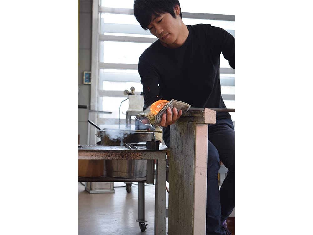 広島出身の光井威善は、「富山ガラス工房」勤務を経て独立。富山に暮らしながら制作を続けている。Photography by Japanese Glass