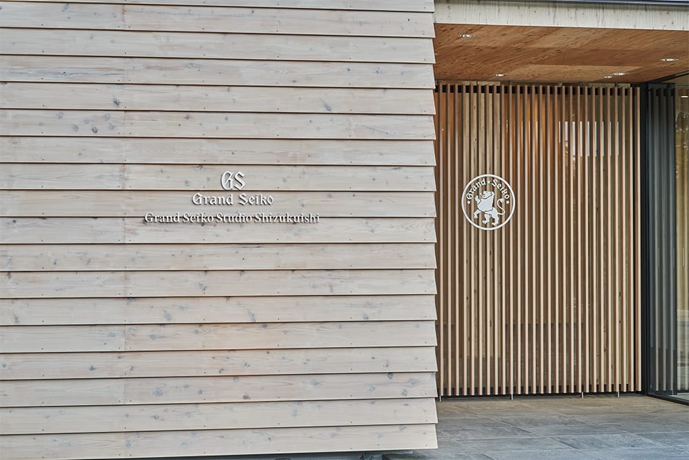 建築家・隈研吾が設計を手がけた新スタジオは、木材の温もりを生かした建築になっている。