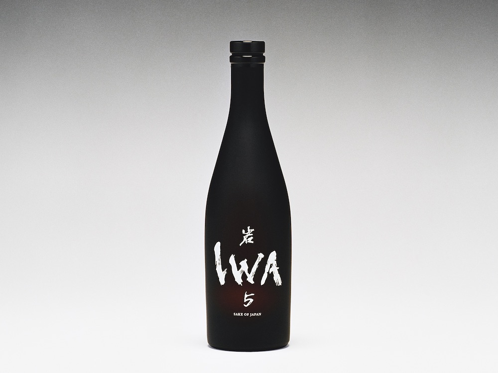 ドン ペリニヨンの5代目醸造最高責任者、リシャール・ジョフロワが複数の日本酒をブレンドして生み出した「IWA５」。