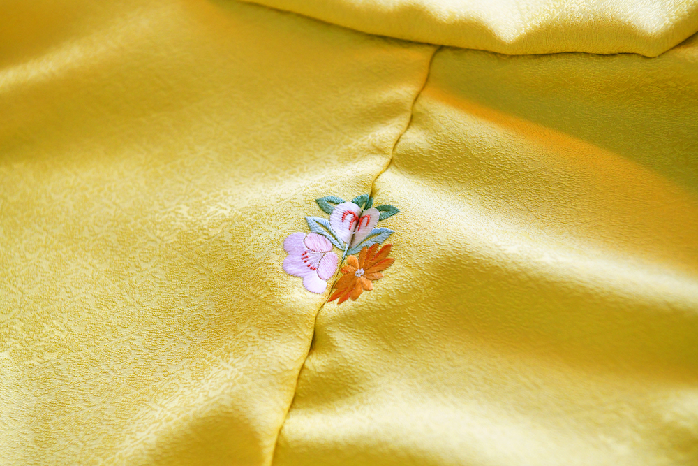 季節の花々や歳時記にまつわるモチーフでオリジナルデザインの花紋を。本店では草木染の刺繍糸でオーダーも可能。
