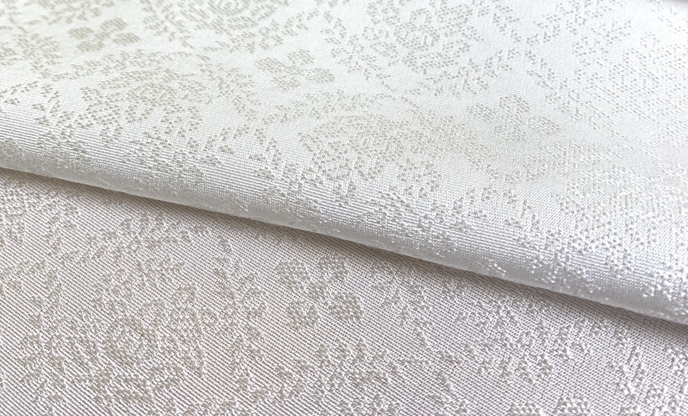 純国産絹で織りあげた白生地は、本店でしか出会えないオリジナルデザインの地紋も用意している。