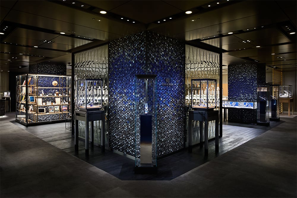 本館2階「和光ウオッチ＆ジュエリースクエア」の柱はグランドセイコーを象徴するカラー“GSブルー”のタイルがあしらわれている。
