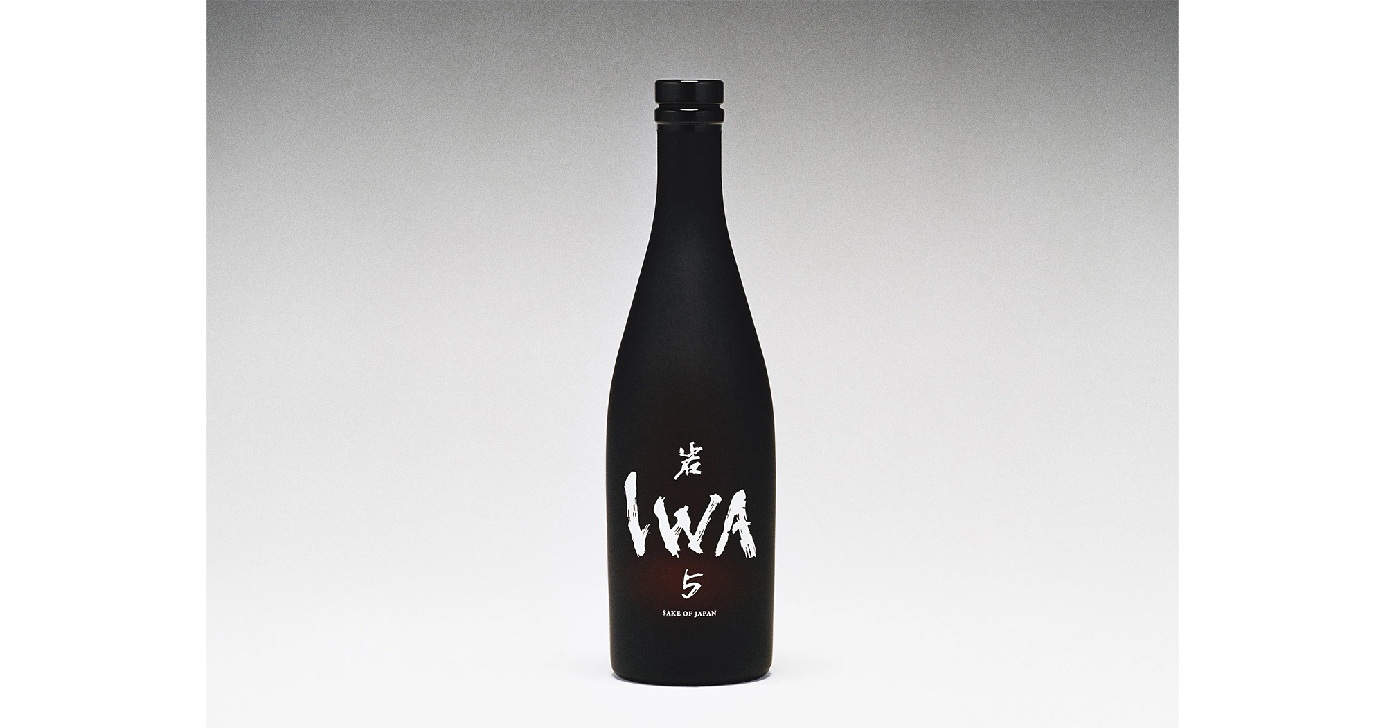 ドン ペリニヨンの5代目醸造最高責任者、リシャール・ジョフロワが複数の日本酒をブレンドして生み出した「IWA５」。