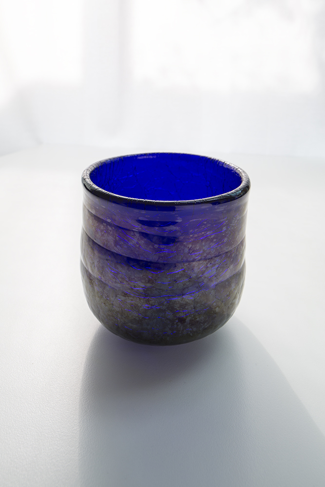 《瑠璃色硝子筒茶碗》2014 ガラス 撮影：Sugimoto Studio