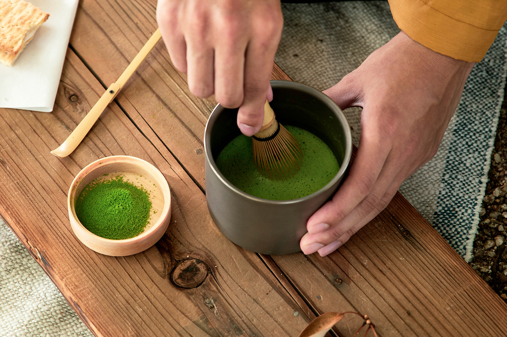 茶道具ブランド「茶論」が監修する茶筅や茶杓は、アウトドア仕様ながら本格的な抹茶が味わえる。