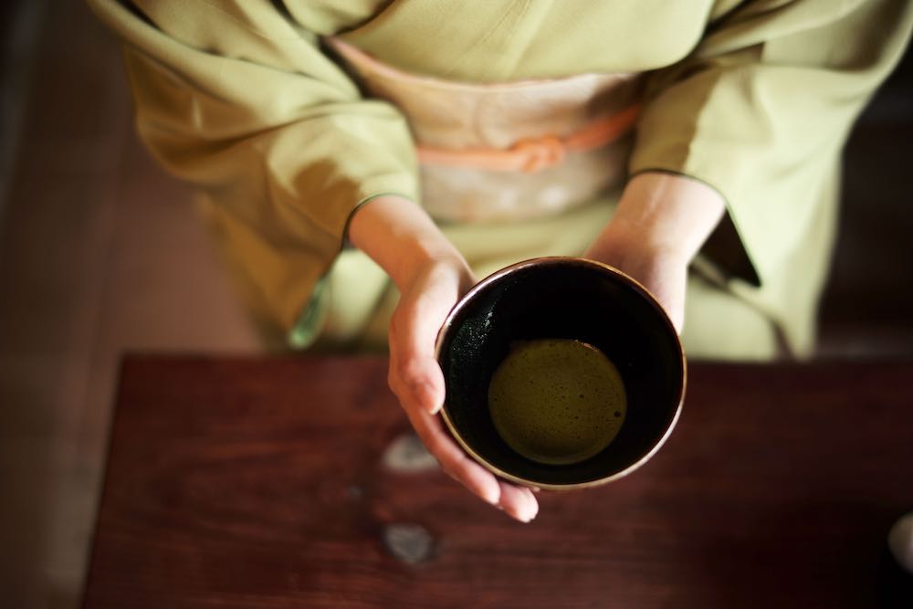 東山の圓徳院にある豊臣秀吉が古田織部に作らせた特別な茶席で、庭園を見ながら「目覚めの重」の茶器を使ったお茶体験を。往復は人力車で送迎する。