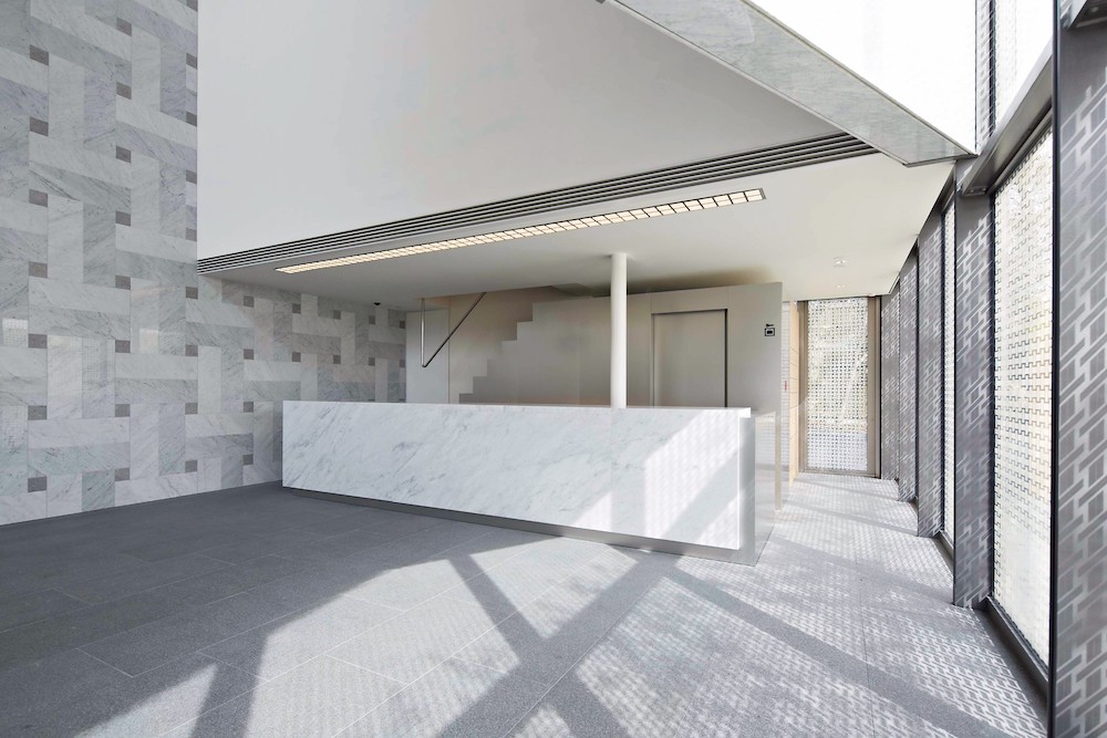 福田美術館エントランスロビー。建物外壁は網代文様をプリントしたガラスを多用しており、館内に心地よい光が差し込む。