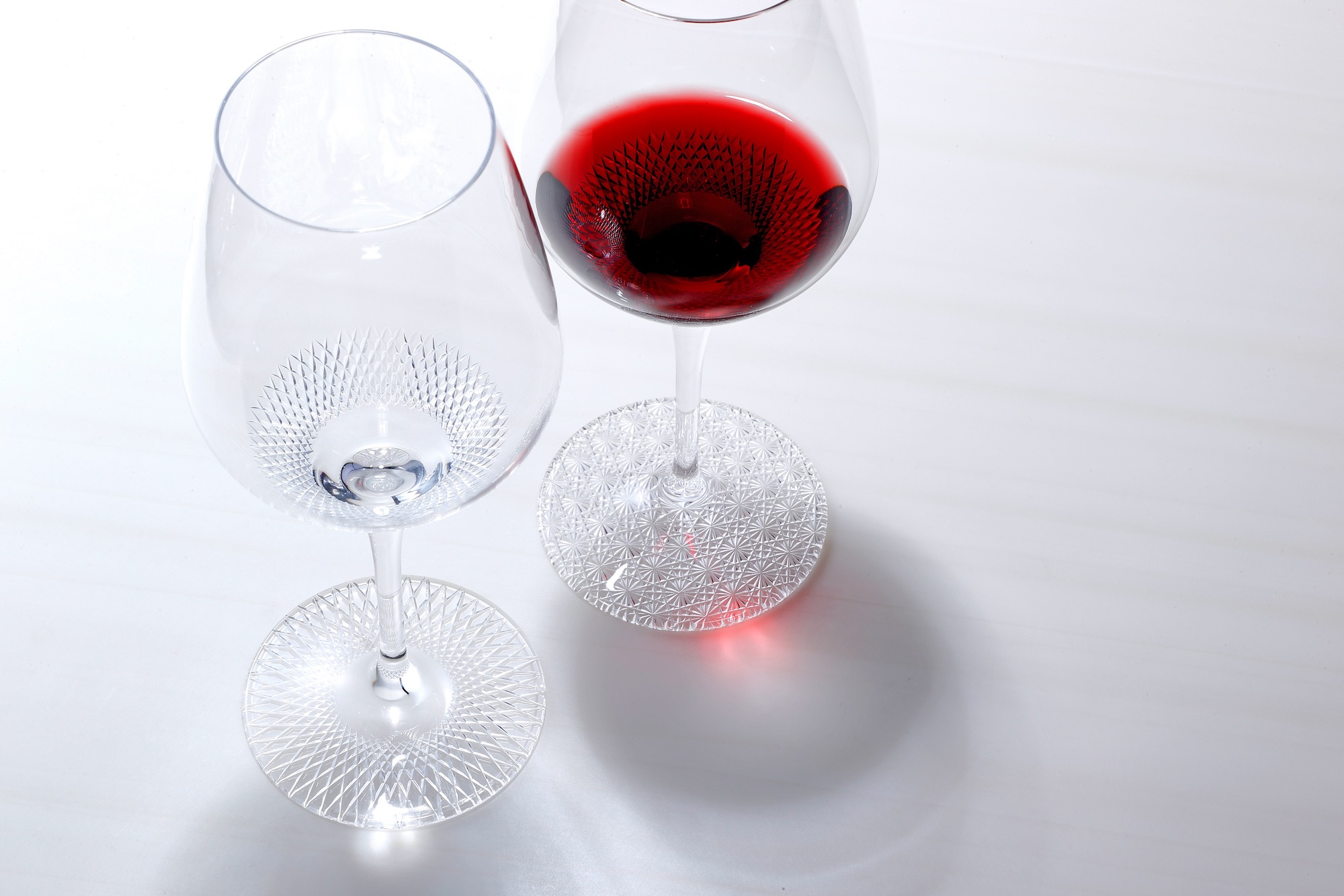 日本が世界に誇る伝統工芸、江戸切子。その魅力を伝える室町硝子工芸から登場したオリジナルのワイングラス「SUI-REN」。