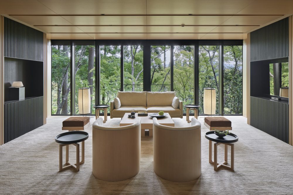 客室は、伝統的な日本旅館のテイストを踏襲しながらも、モダンに設え、自然と一体になるような工夫を盛り込んでいる。