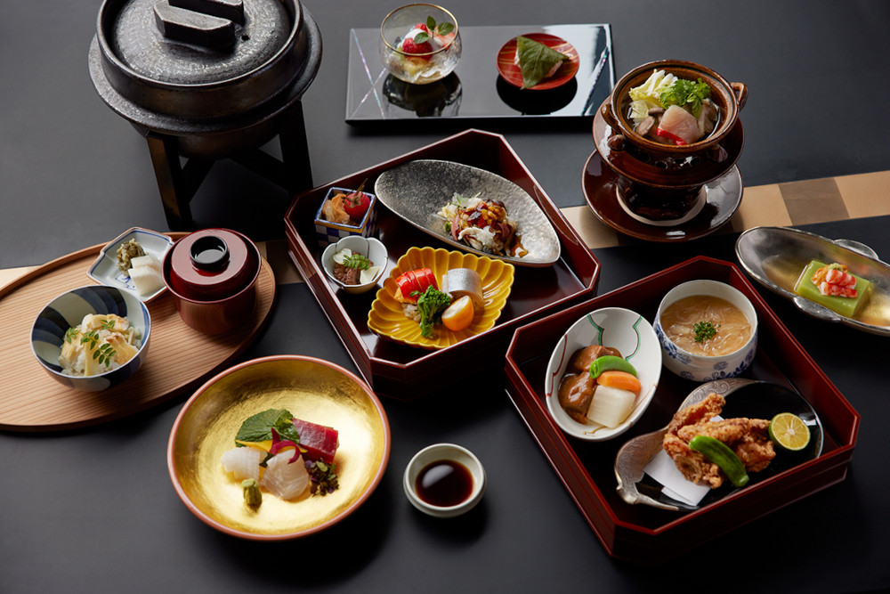 日本料理「濱」では、ランチに個室で楽しむ小箱弁当「桜濱箱会席」（11,000円・税込）、「桜濱箱」（5,500円・税込）を供する。