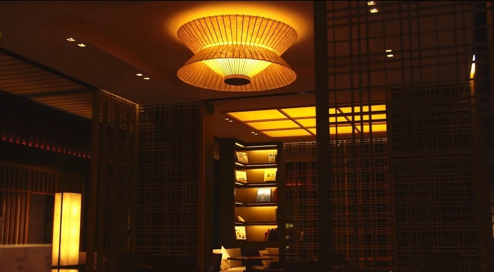 ホテルで使用される和傘のランプシェード